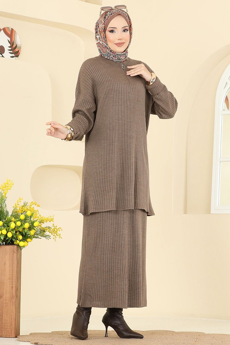 طقم مع تنورة بسحّاب نصفي