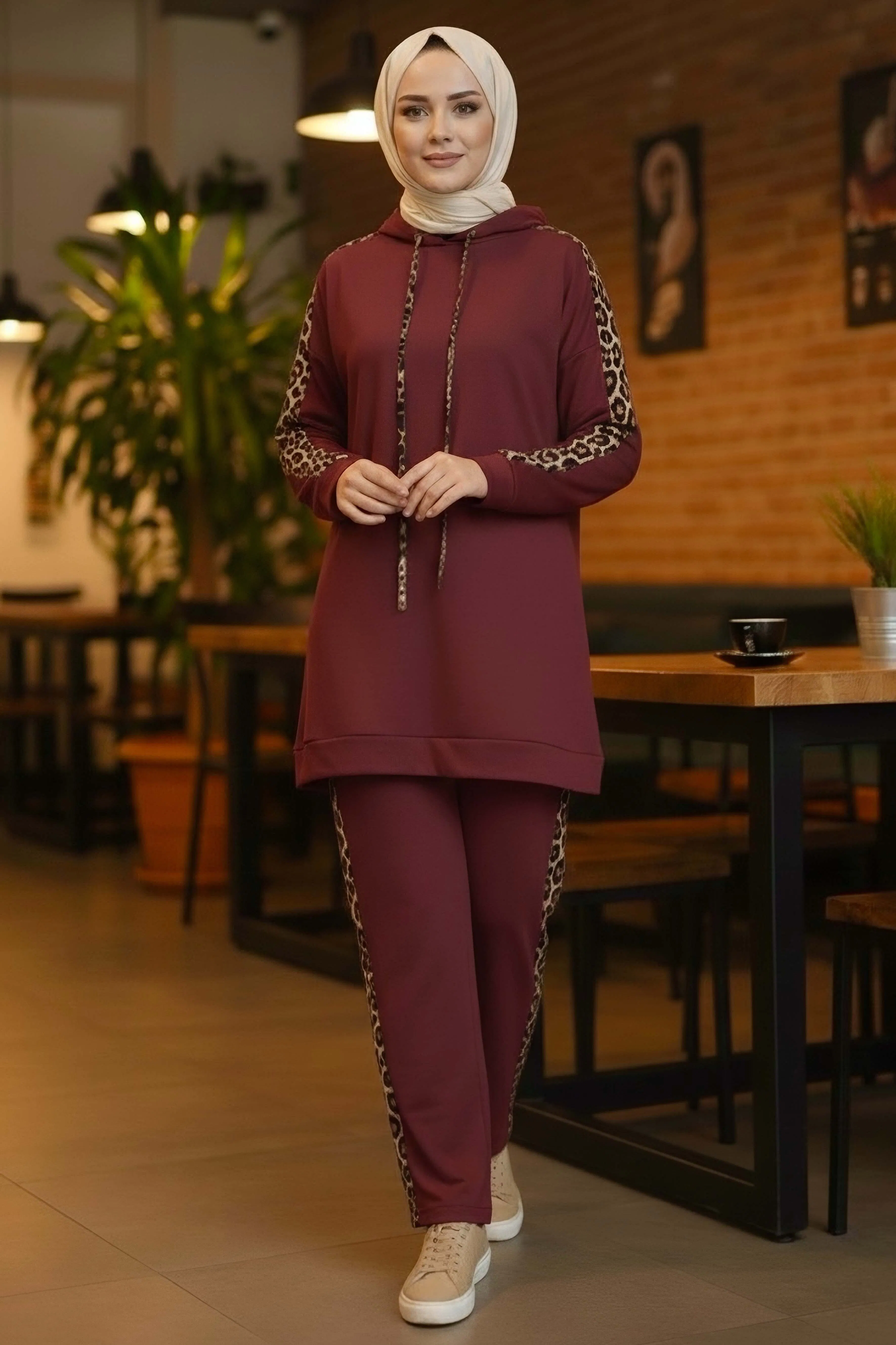 بدلة مزدوجة مع تفاصيل مخطط النمر وخيطين