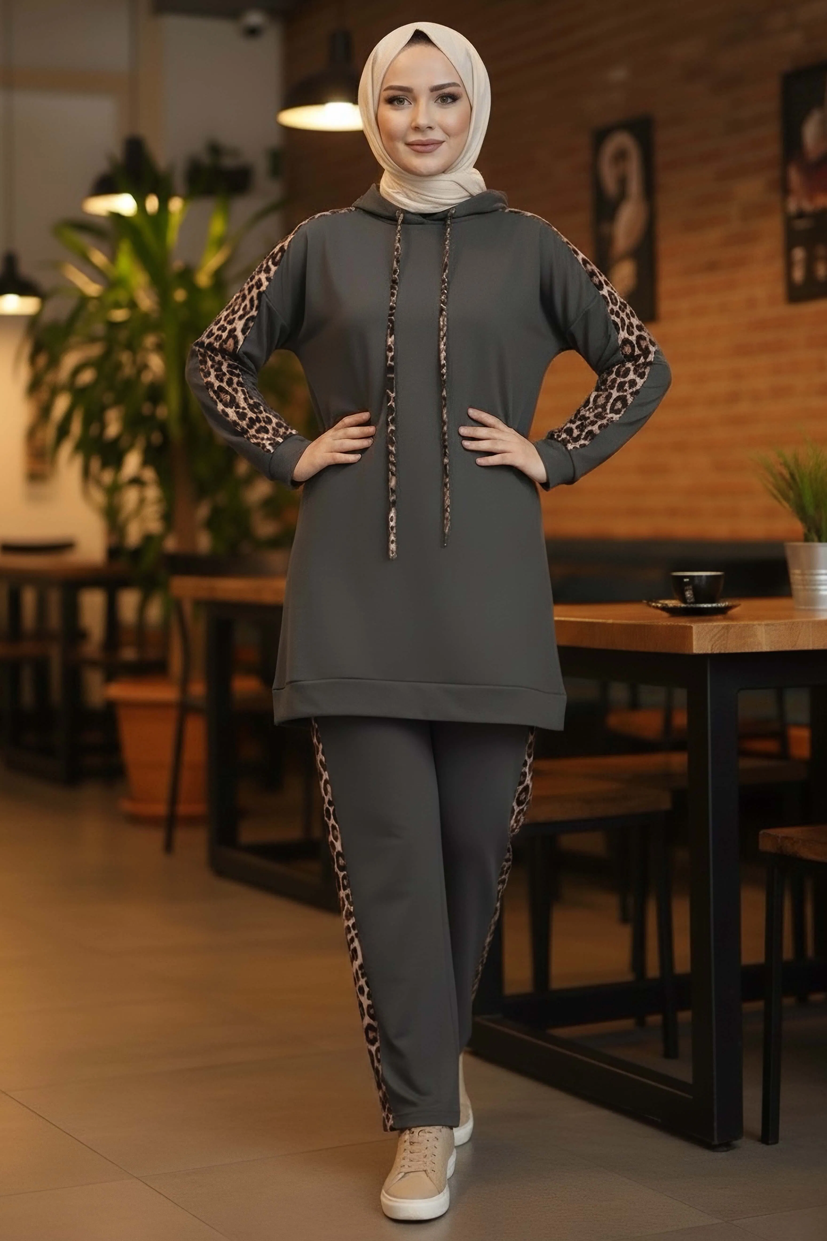 بدلة مزدوجة مع تفاصيل مخطط النمر وخيطين