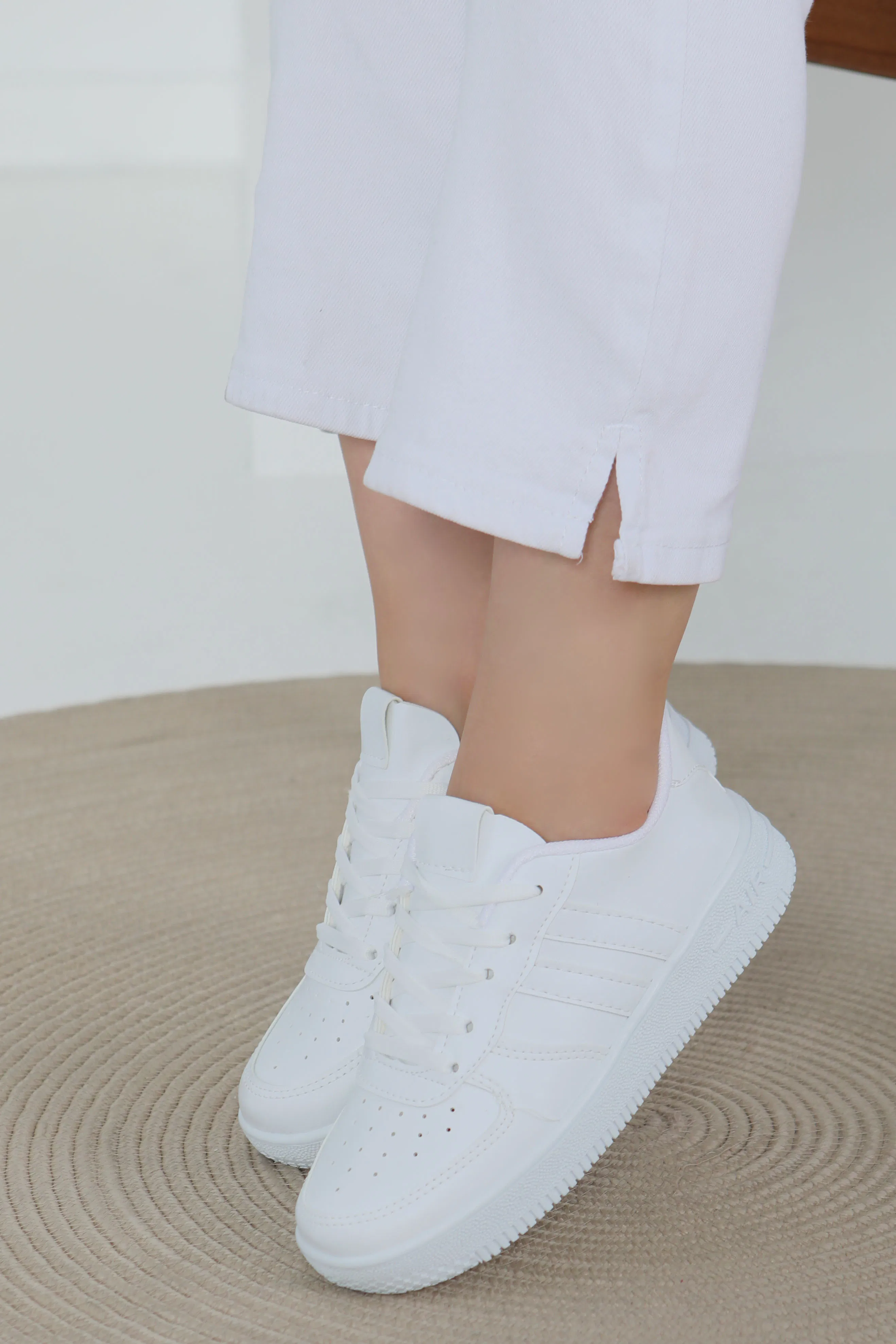 حذاء نسائي أبيض رياضي