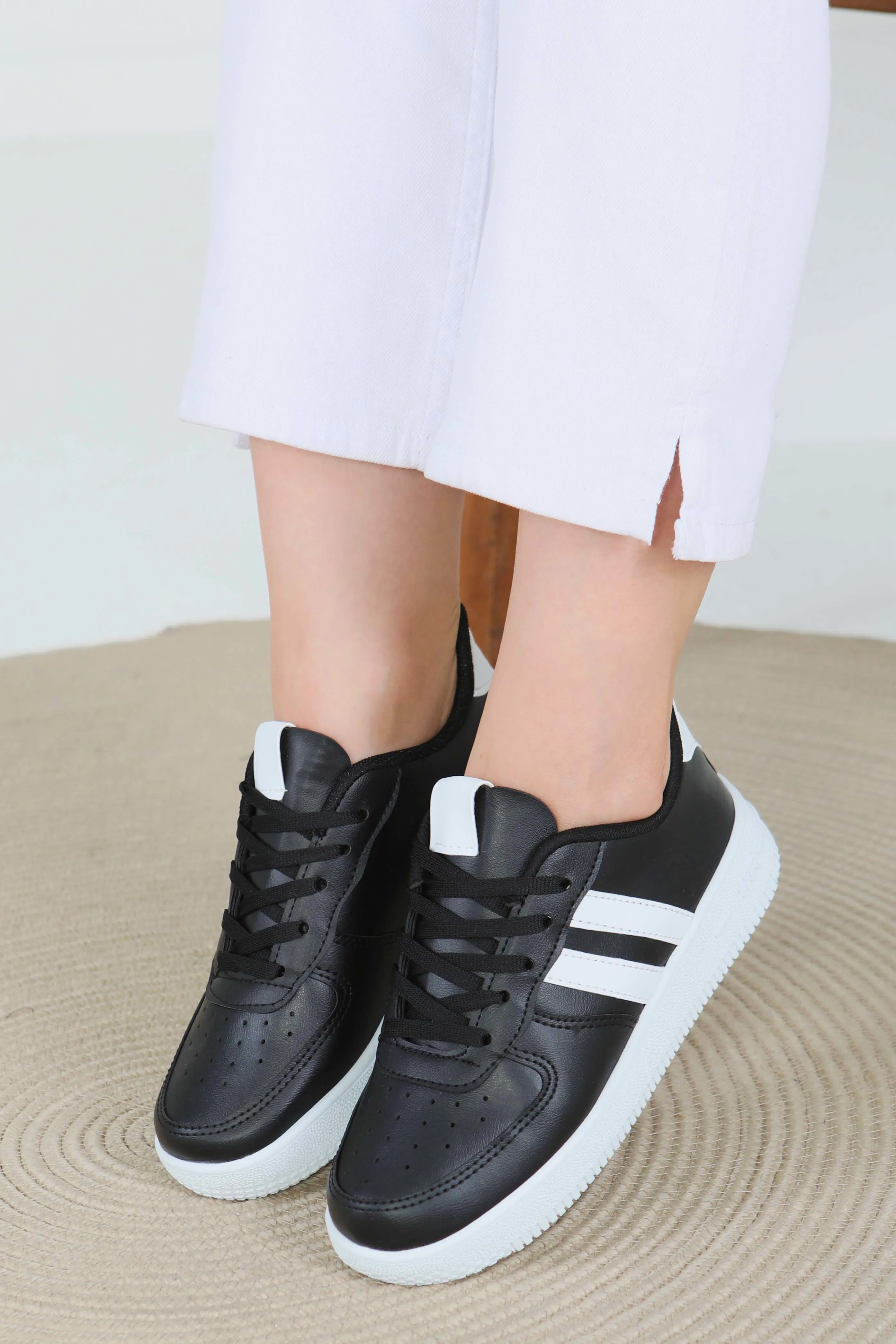 حذاء نسائي أبيض واسود رياضي