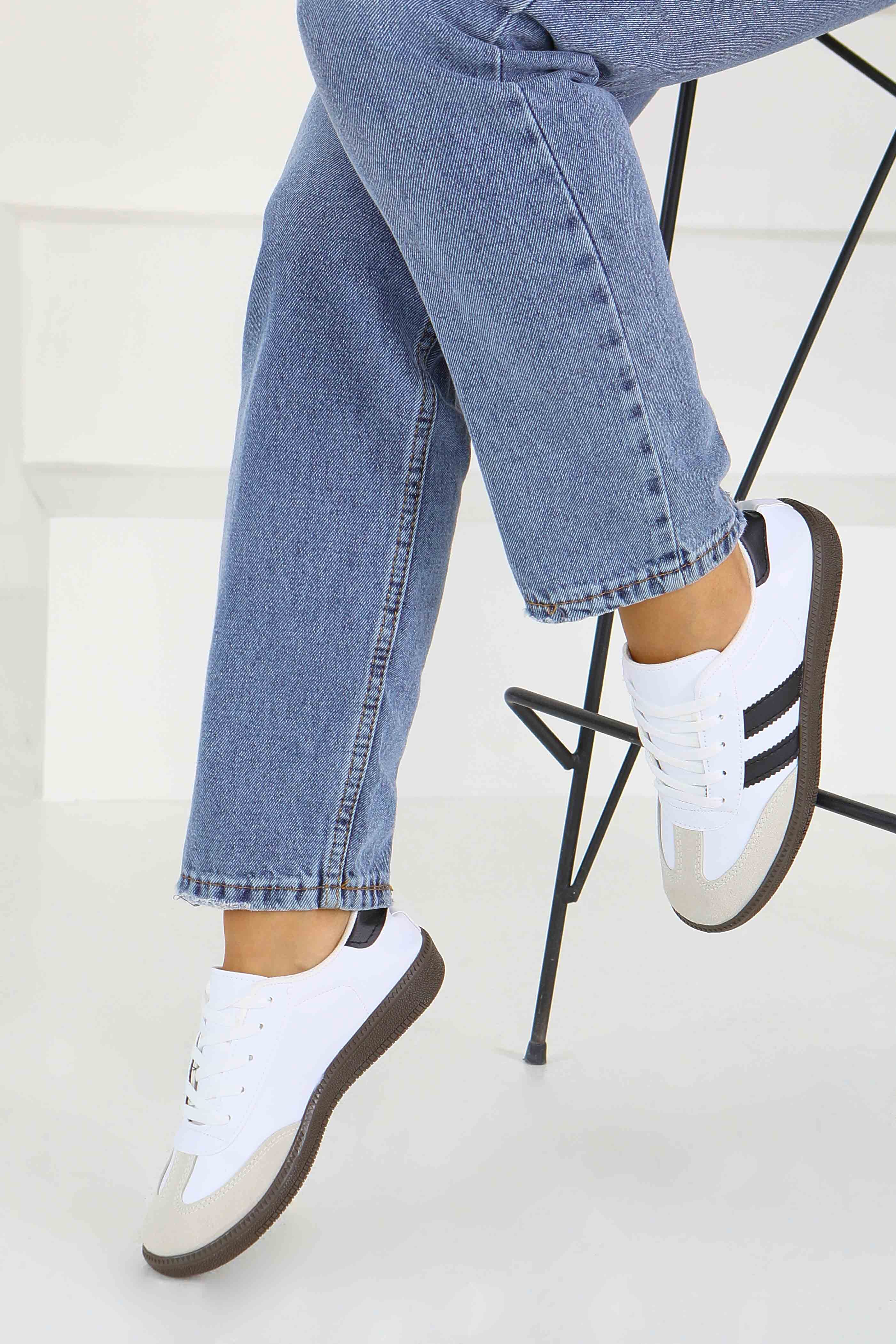 حذاء رياضي نسائي أبيض وأسود من الجلد الصناعي