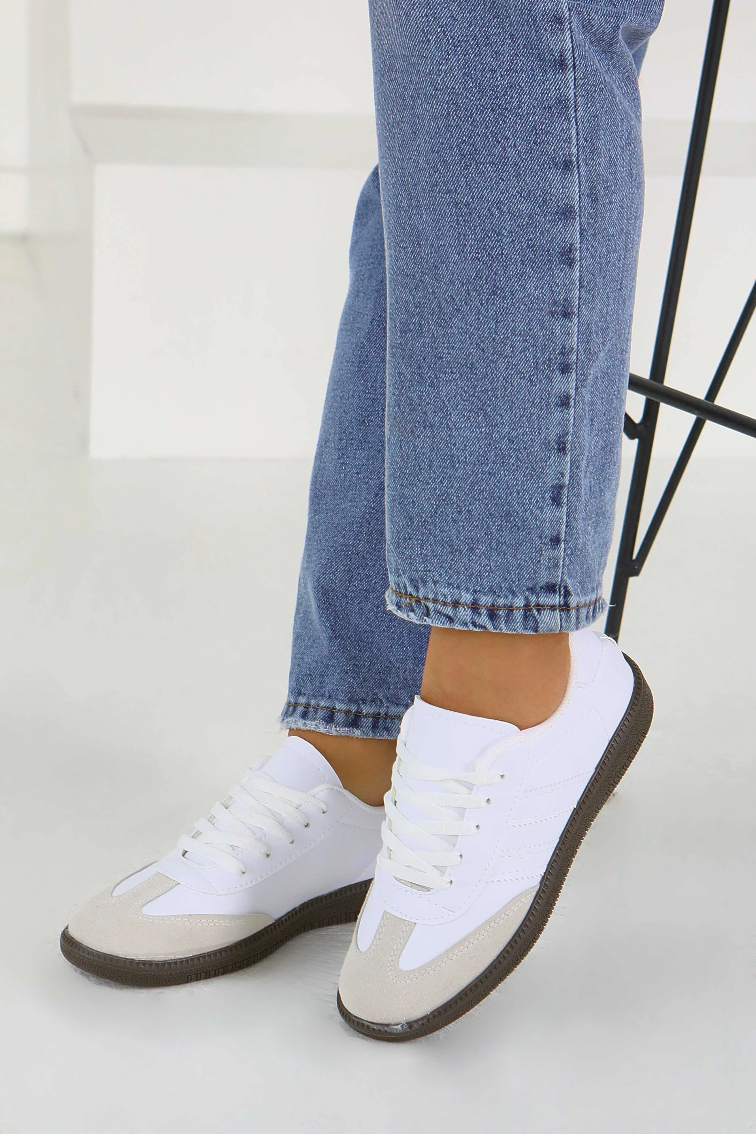 حذاء رياضي نسائي من الجلد الصناعي