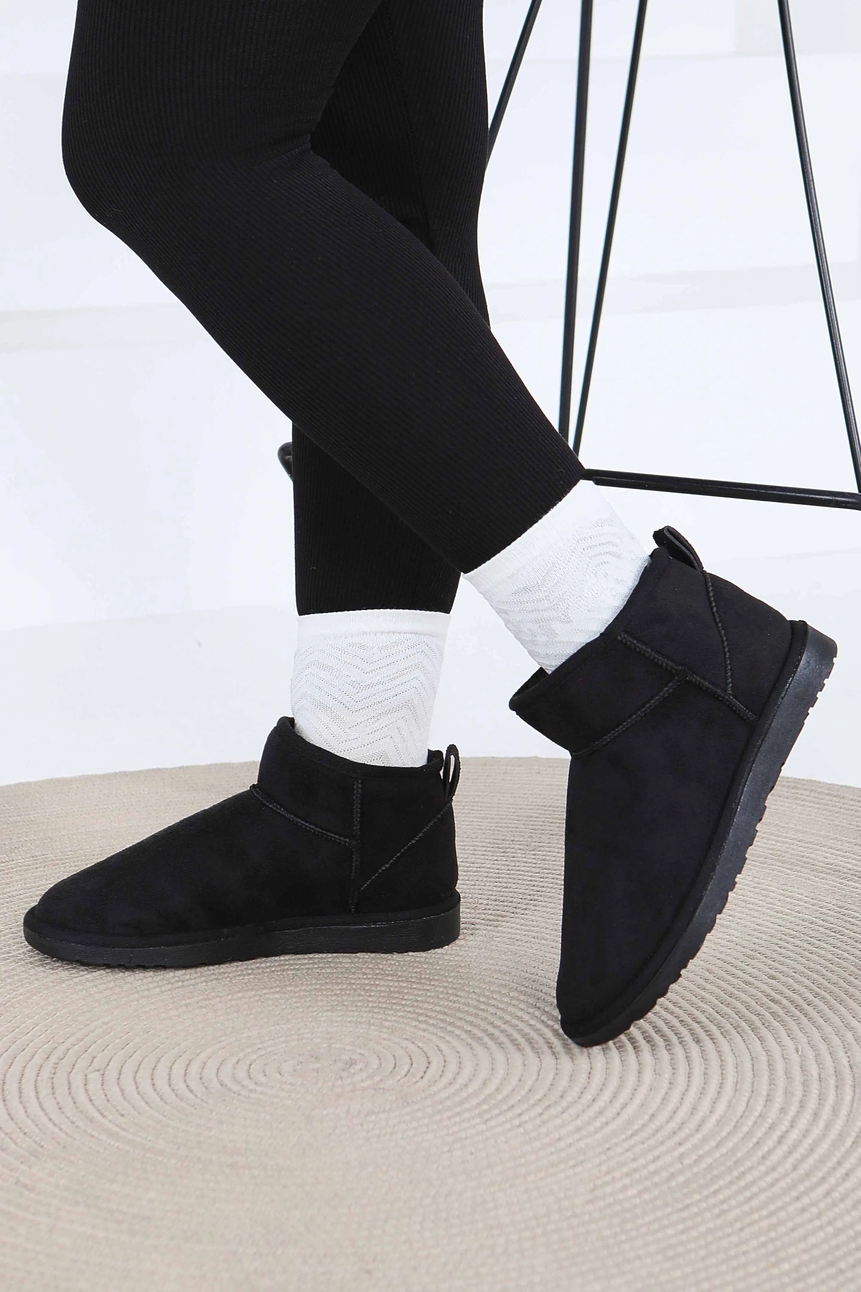 حذاء نسائي أسود نصفه من الجلد المدبوغ والفرو