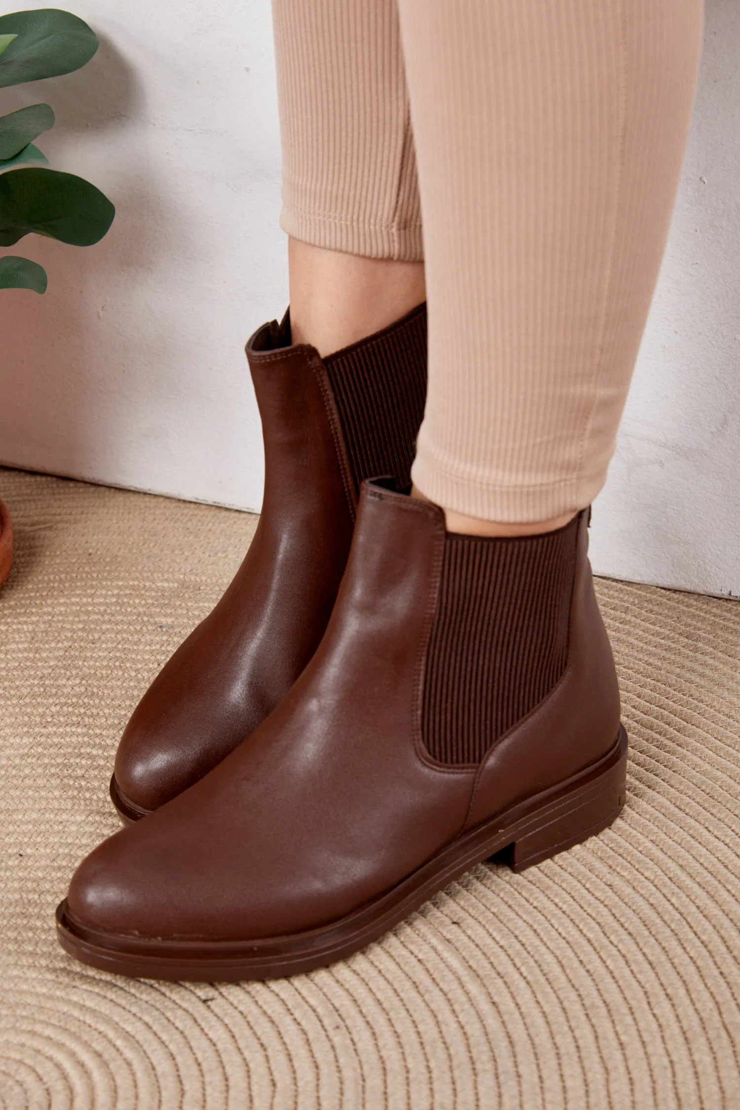 أحذية نسائية بنية