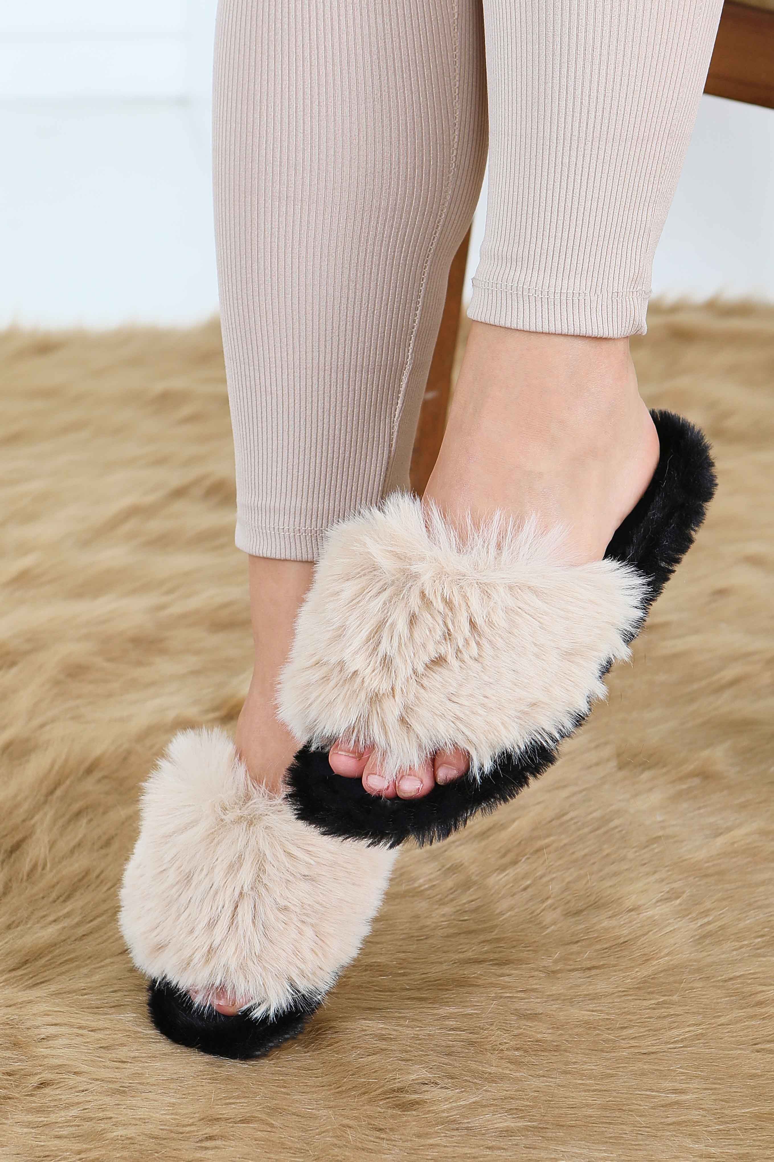 شبشب نسائي بيج مزين بكرات الفراء