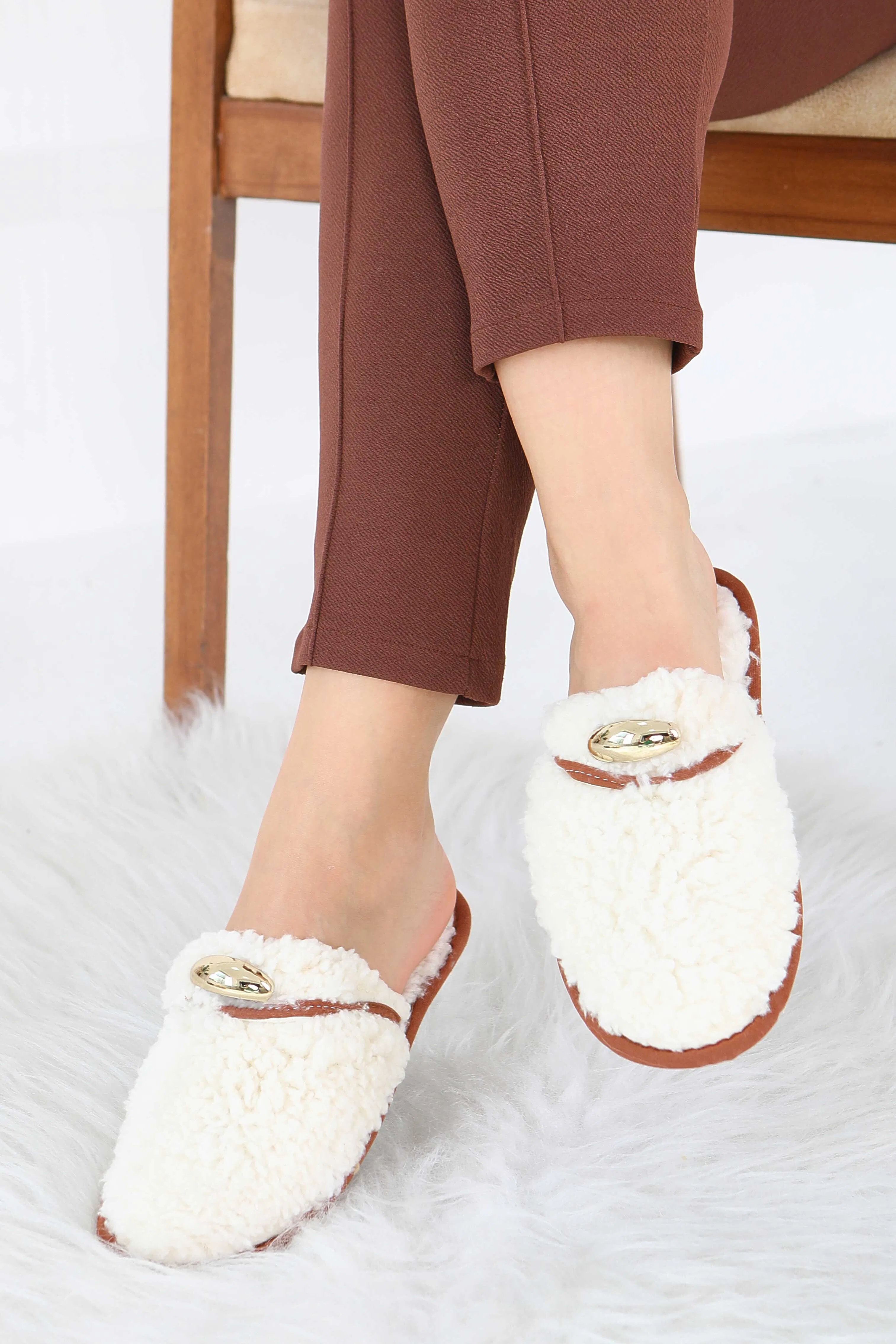 شباشب منزلية ناعمة بحزام نسائية باللون الجملي