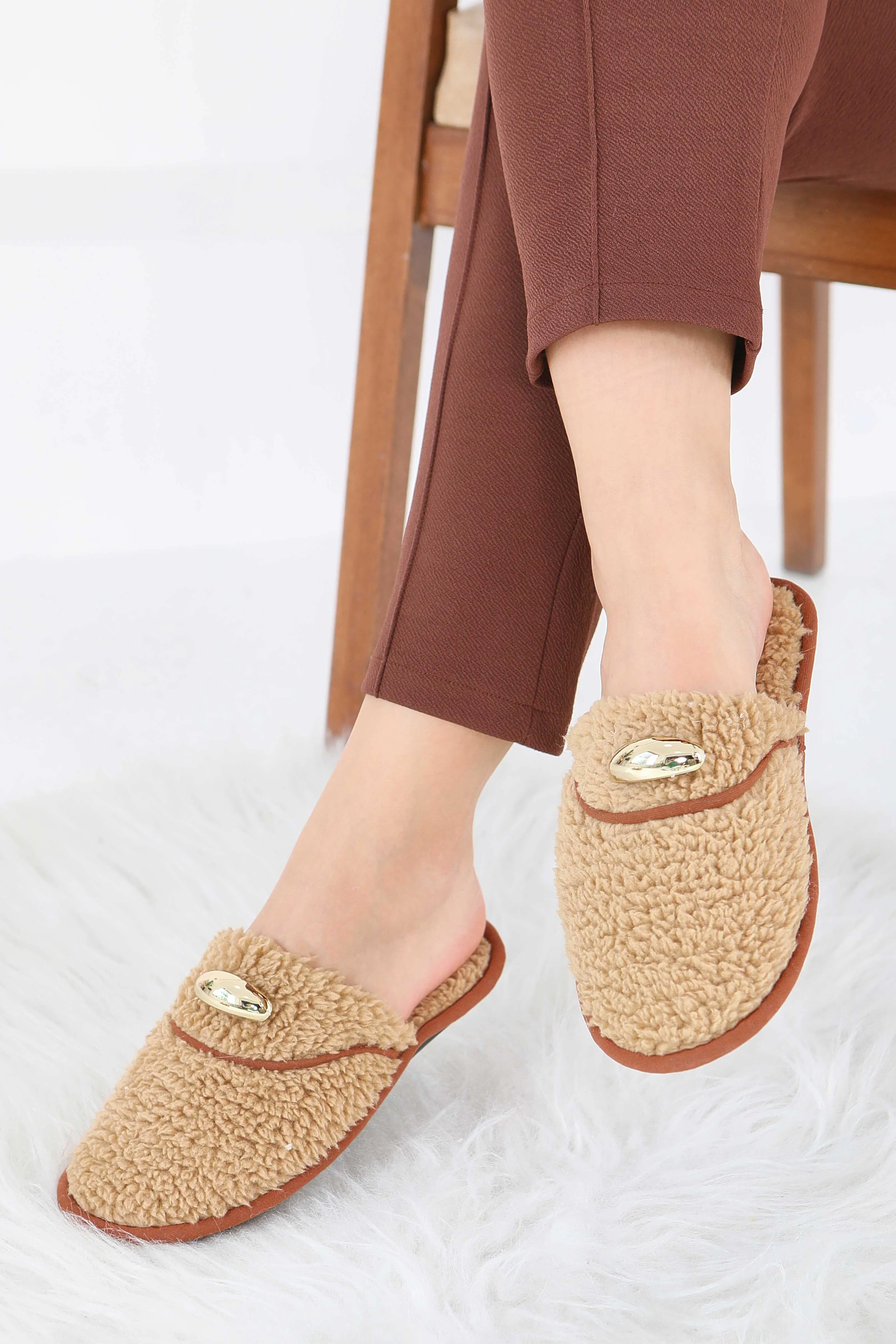 شباشب منزلية ناعمة بحزام نسائية باللون بيج