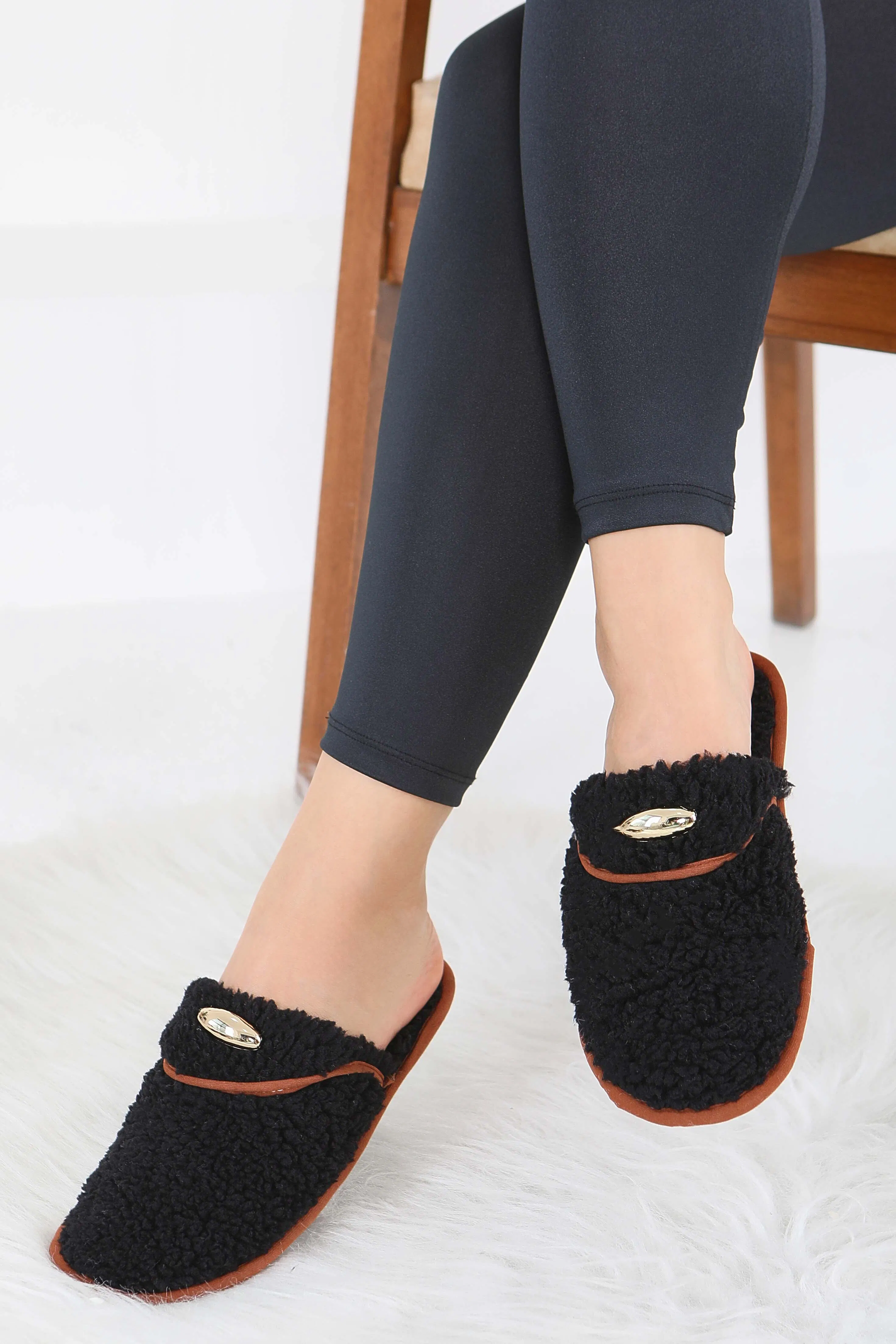 شباشب منزلية ناعمة بحزام نسائية باللون اسود