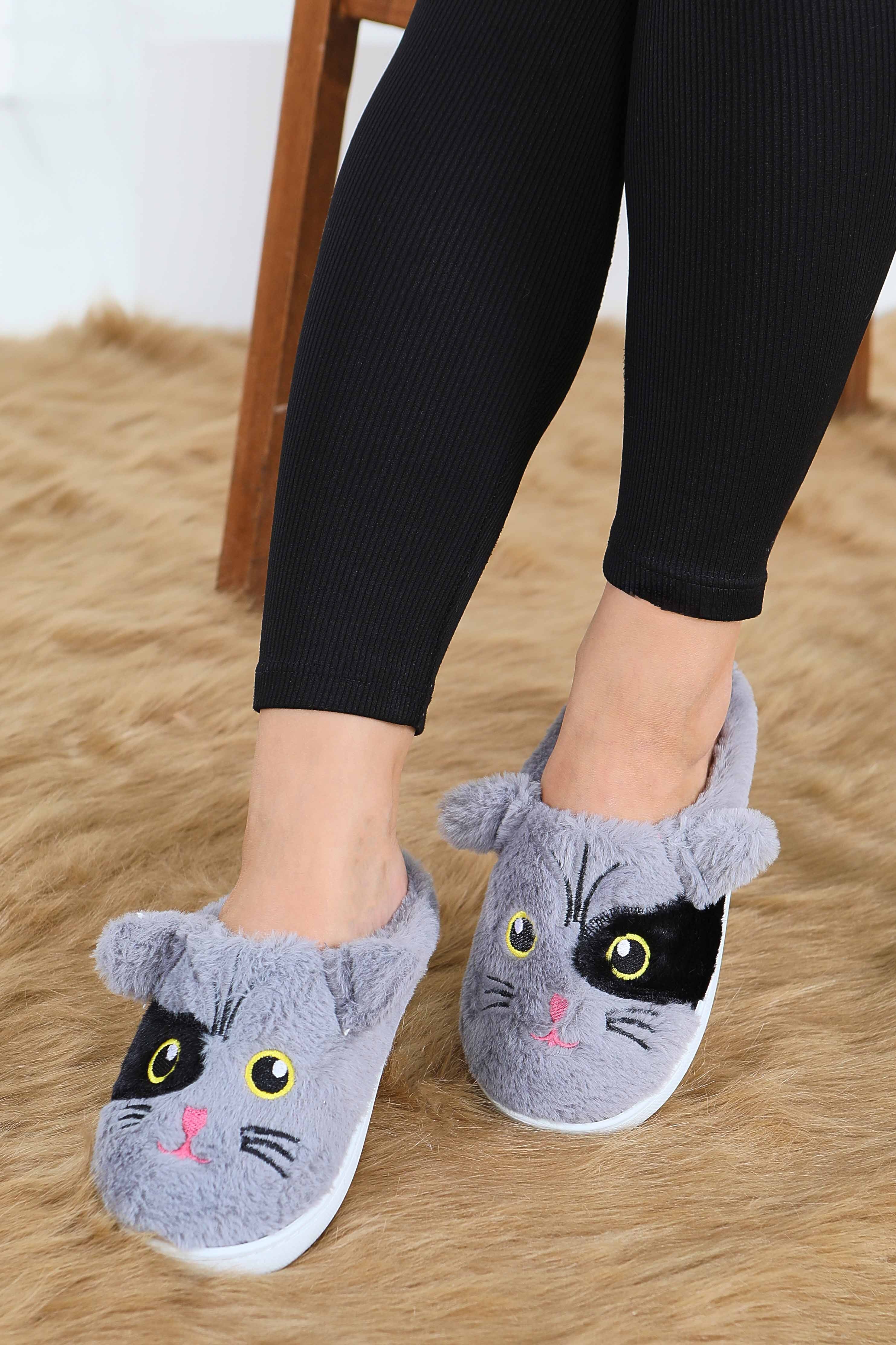 شبشب منزلي نسائي رمادي مطرز بتفاصيل قطة