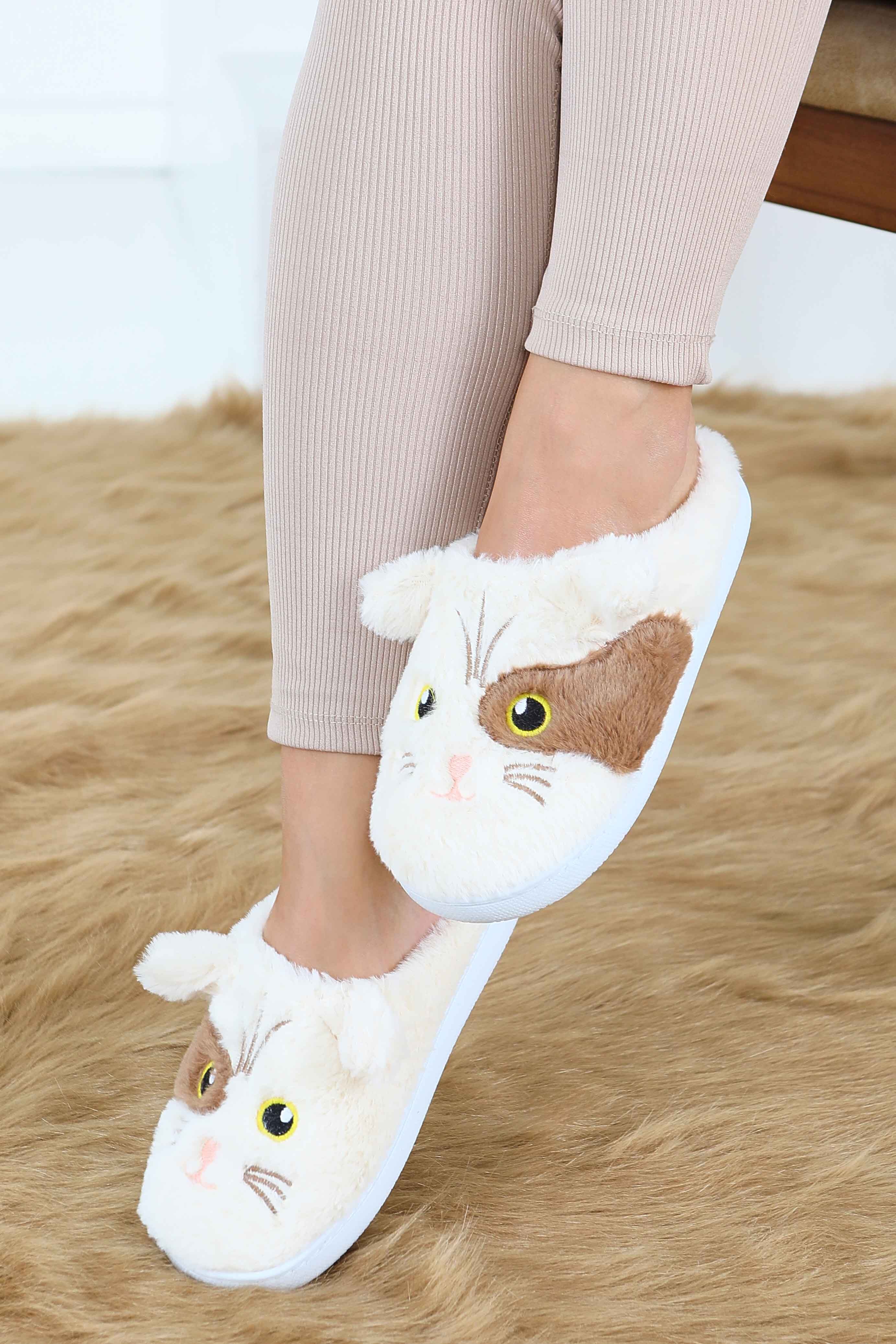 شبشب منزلي نسائي مريمي مطرز بتفاصيل قطة