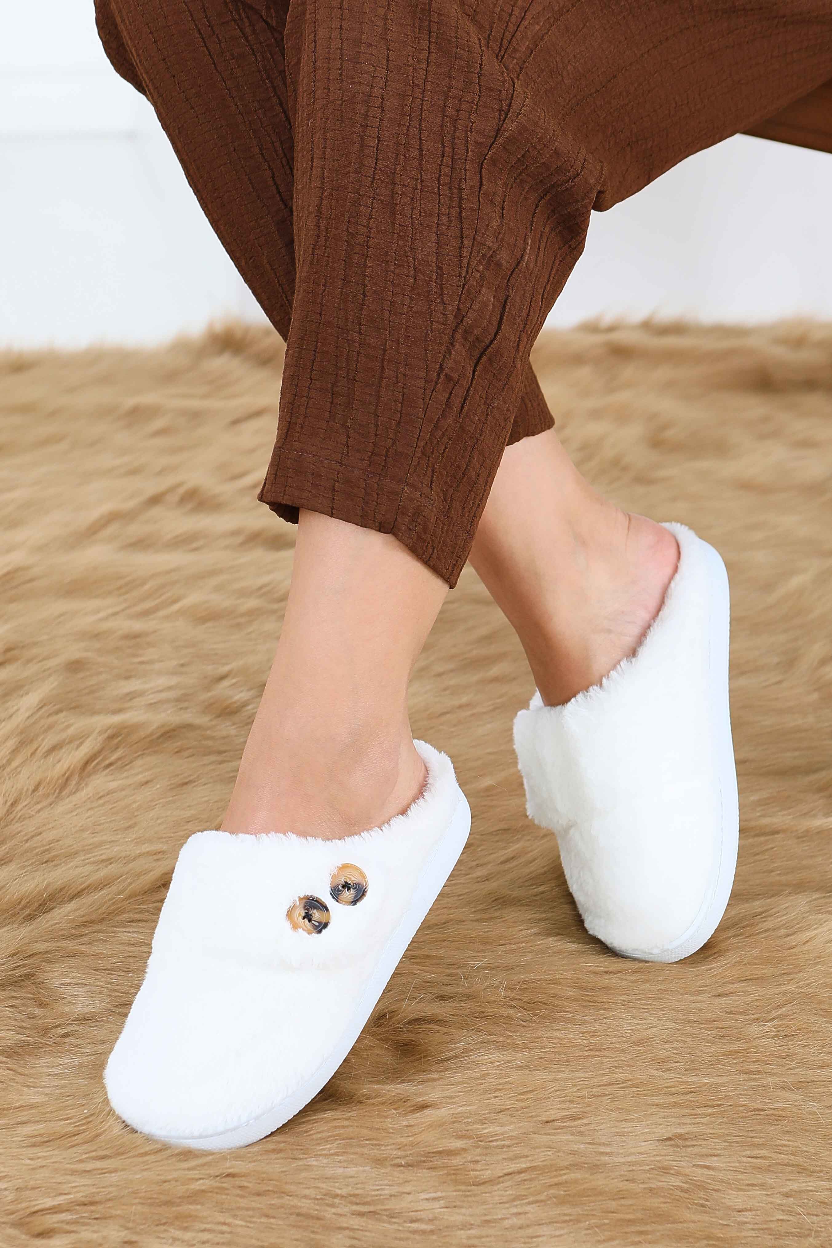 شبشب نسائي أبيض بسيط بزرار