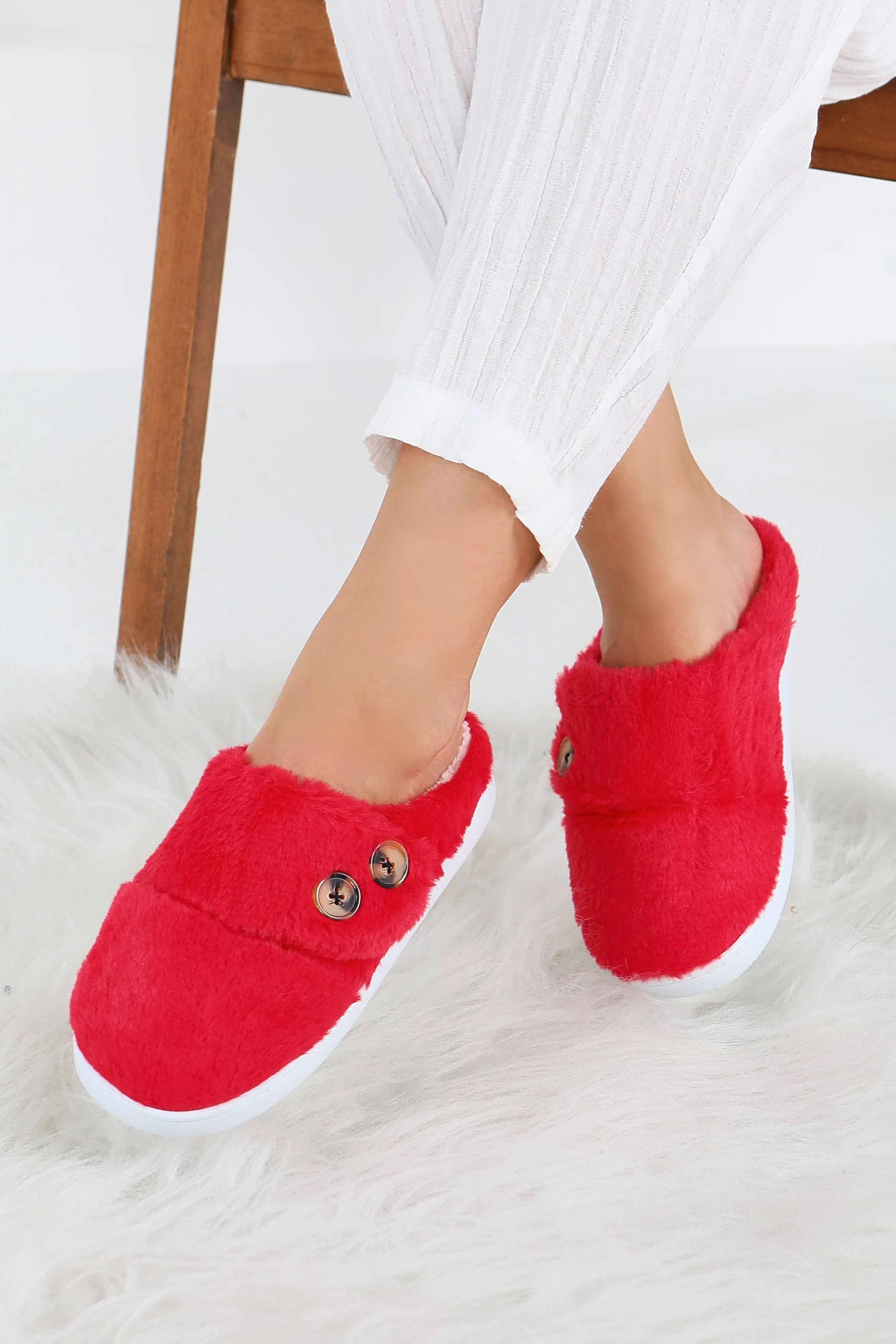 شبشب نسائي أحمر بسيط بزرار