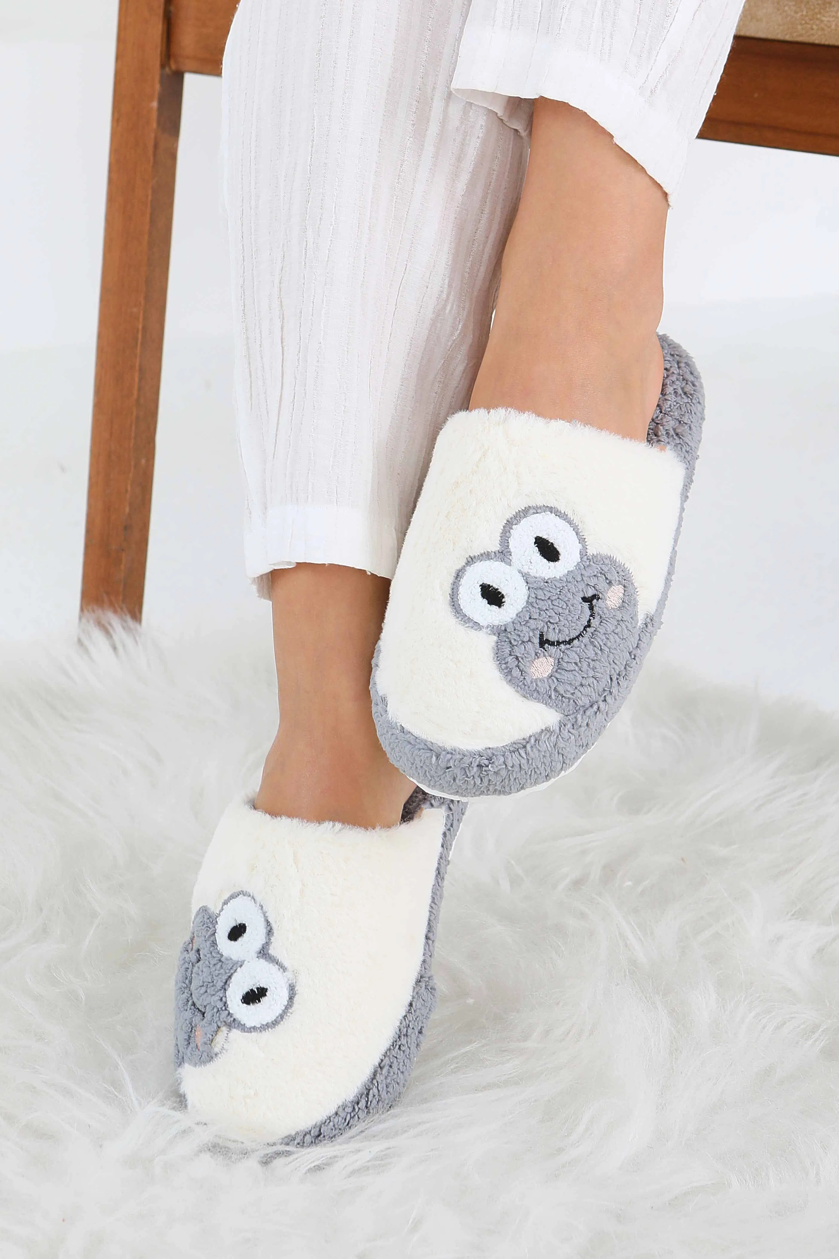 شباشب منزل نسائية رمادية مطرزة بشكل ضفدع