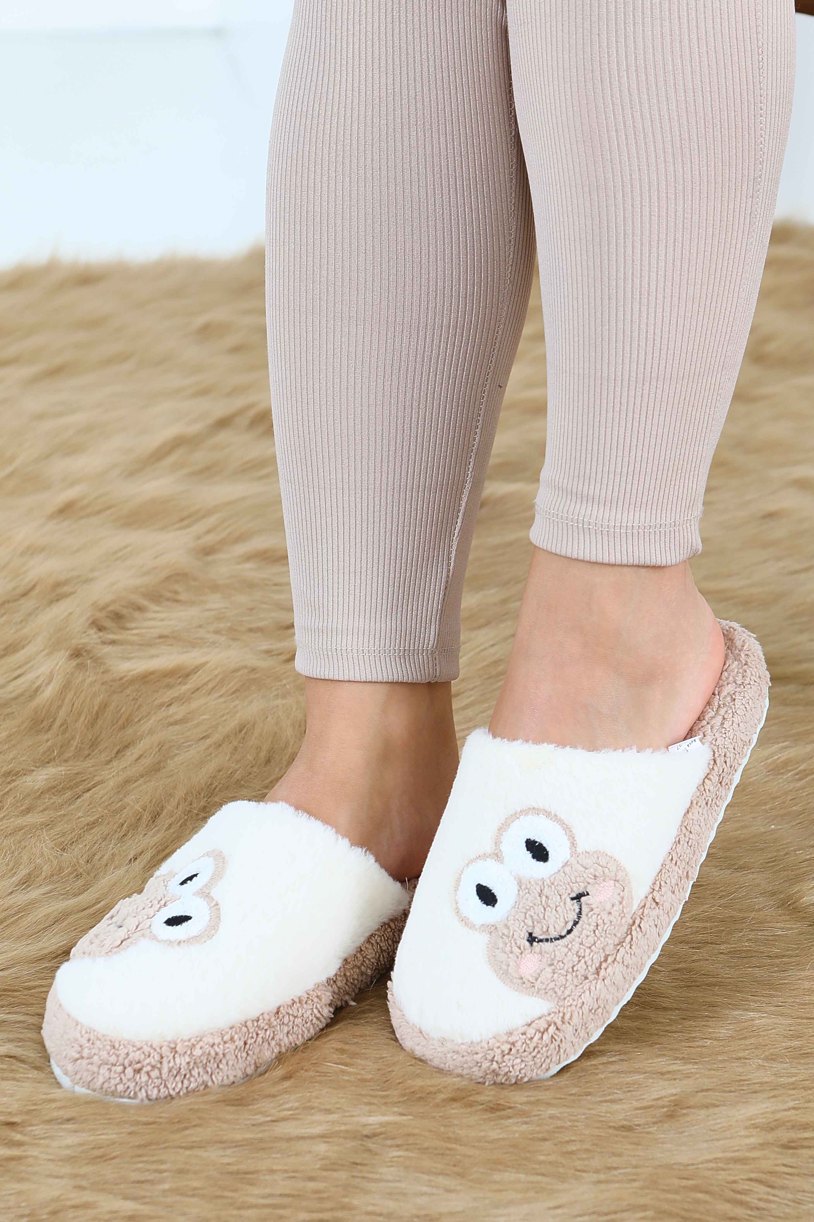 شباشب منزل نسائية بيج مطرزة بشكل ضفدع