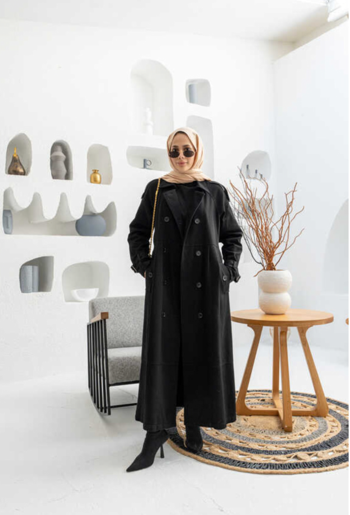 جاكيت جينز أسود مزين بثنيات وأكمام