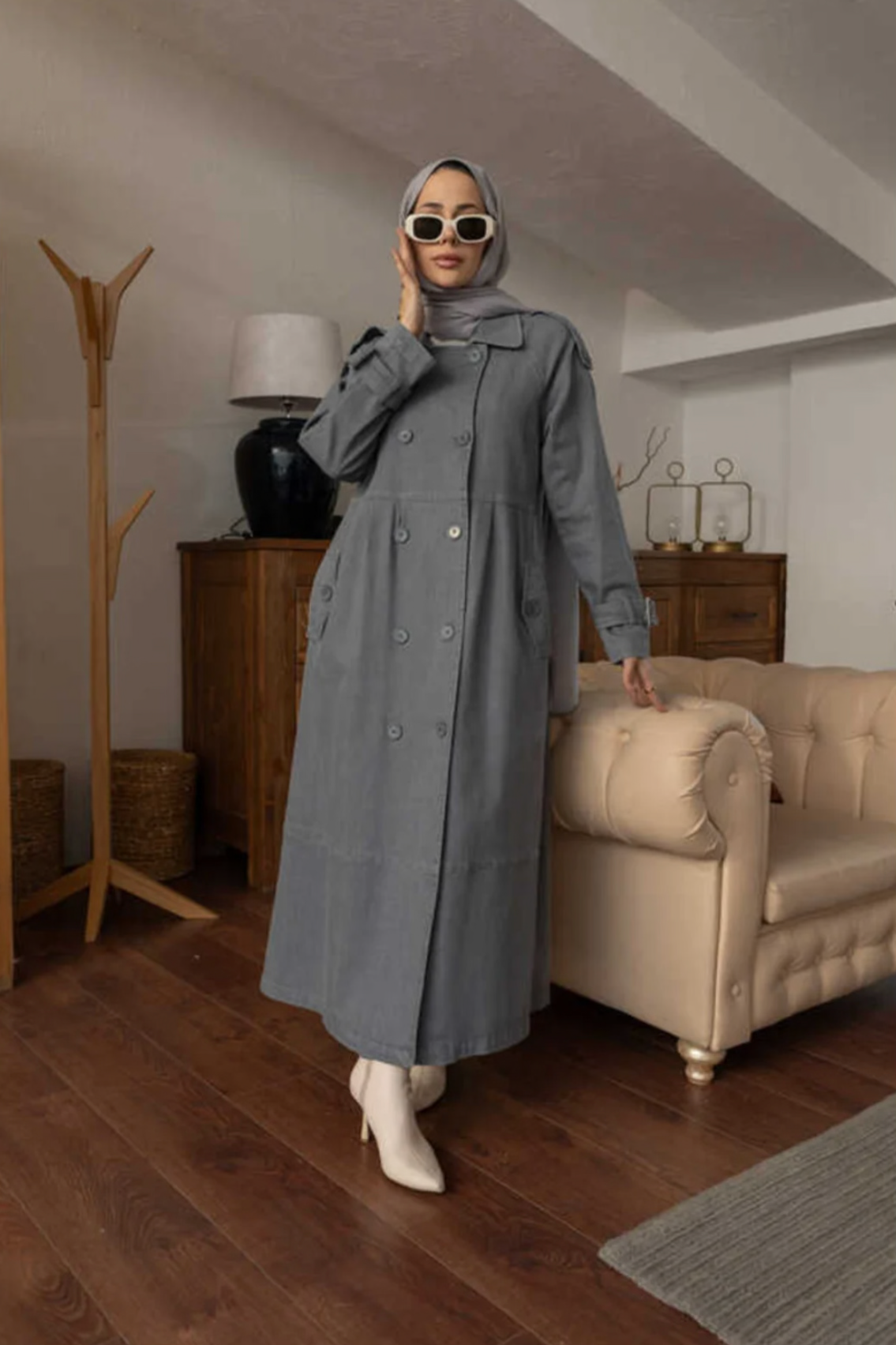 ترانشكوت جينز رمادي طويل مزخرف بثنيات وأكمام مزخرفة