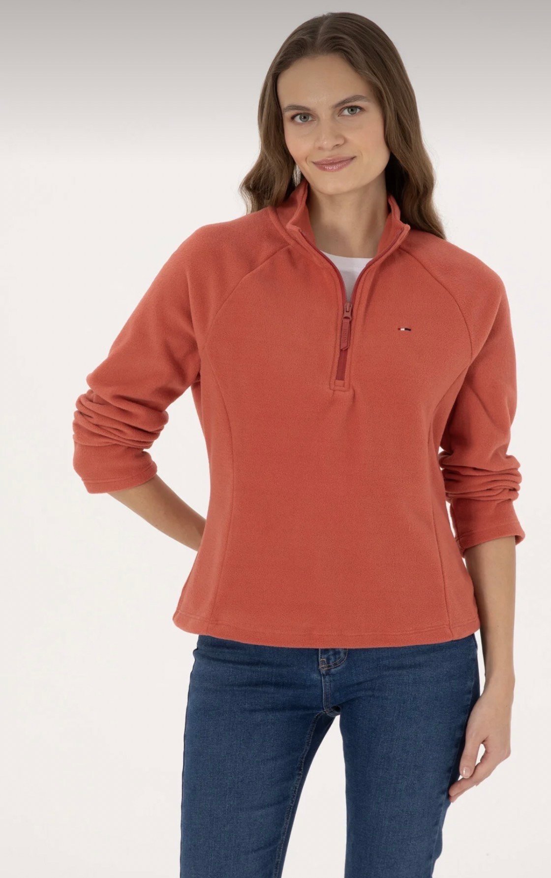 سويت شيرت نسائي باللون الأحمر المميز من U.S.P.ASSN