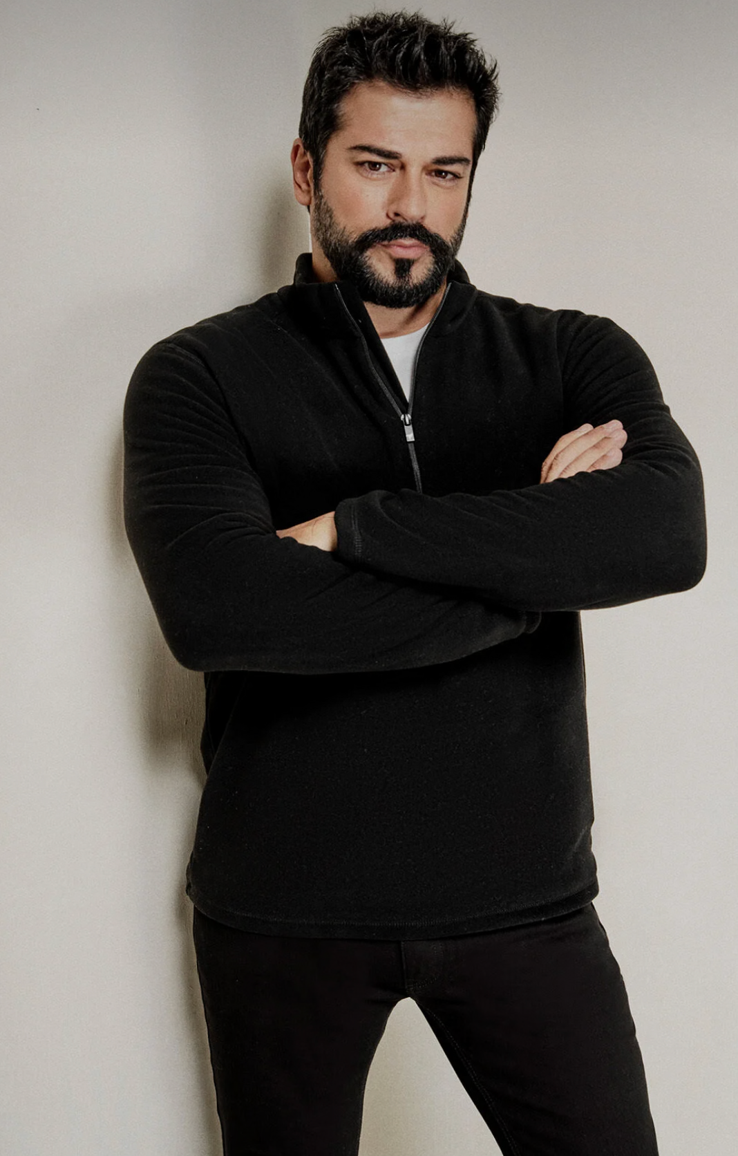 سويت شيرت رجالي بياقة عالية وسحاب باللون الأسود من AC&CO