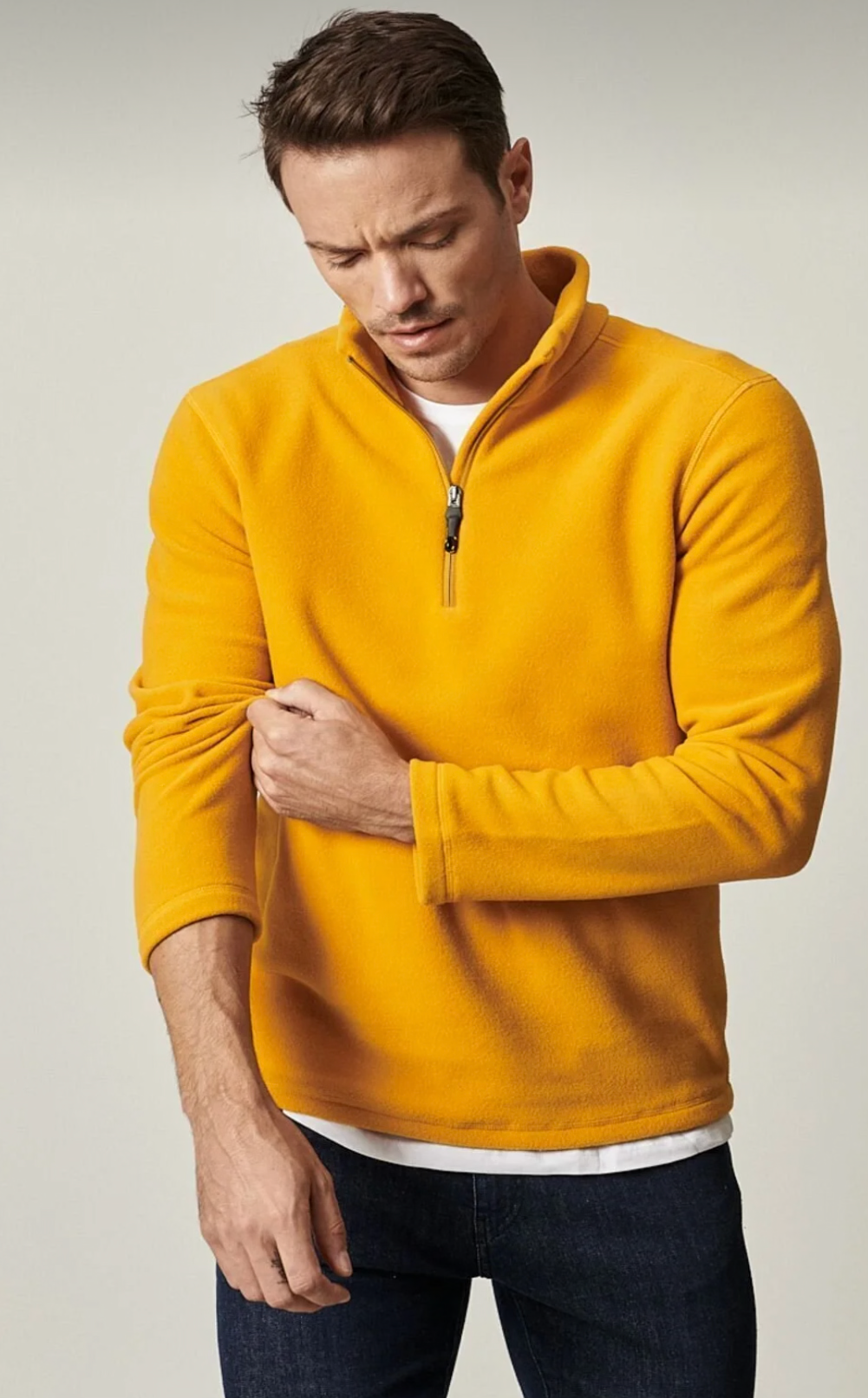 سويت شيرت رجالي بياقة عالية وسحاب باللون الأصفر من AC&CO