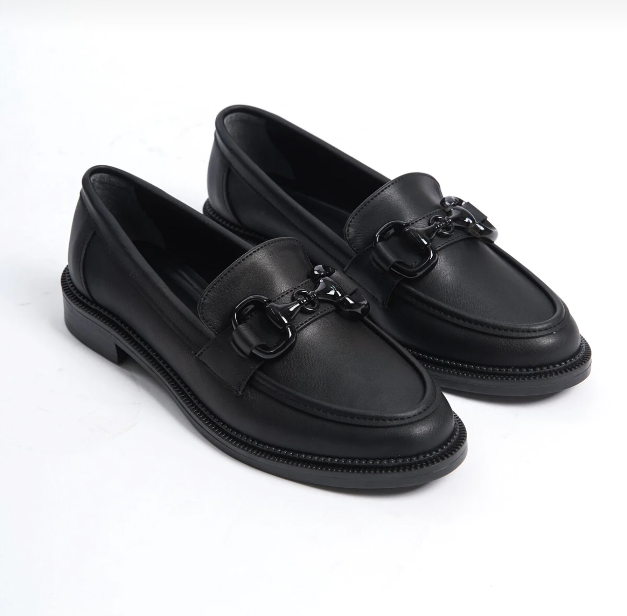 حذاء نسائي كاجوال بلا كعب باللون الأسود