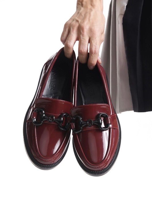 حذاء نسائي كاجوال بتصميم عصري أنيق باللون الخمري