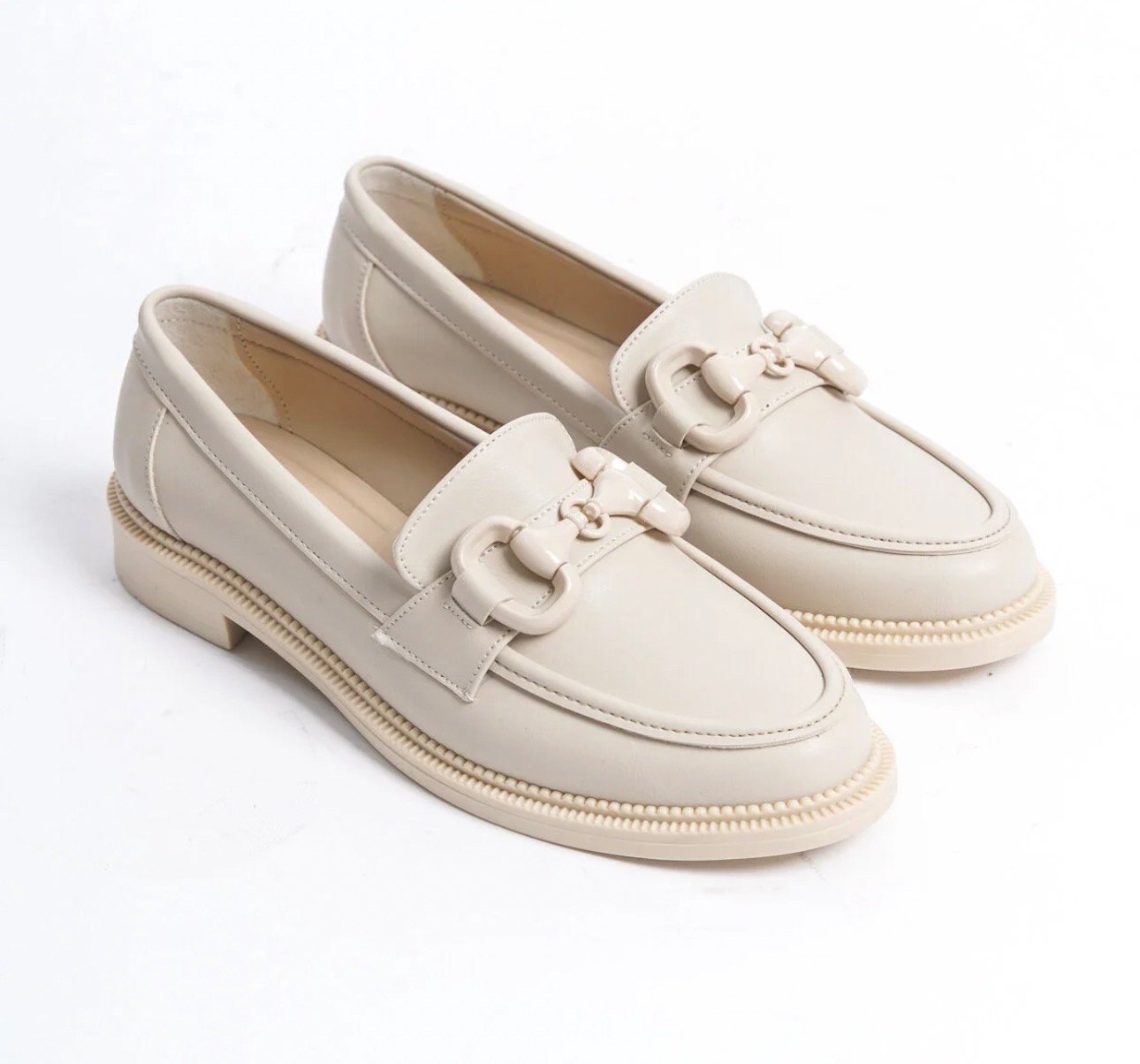 حذاء نسائي كاجوال بتصميم عصري أنيق باللون البيج