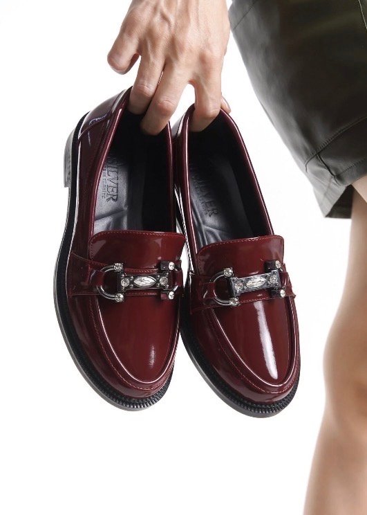 حذاء نسائي كاجوال بتصميم عصري أنيق باللون الخمري