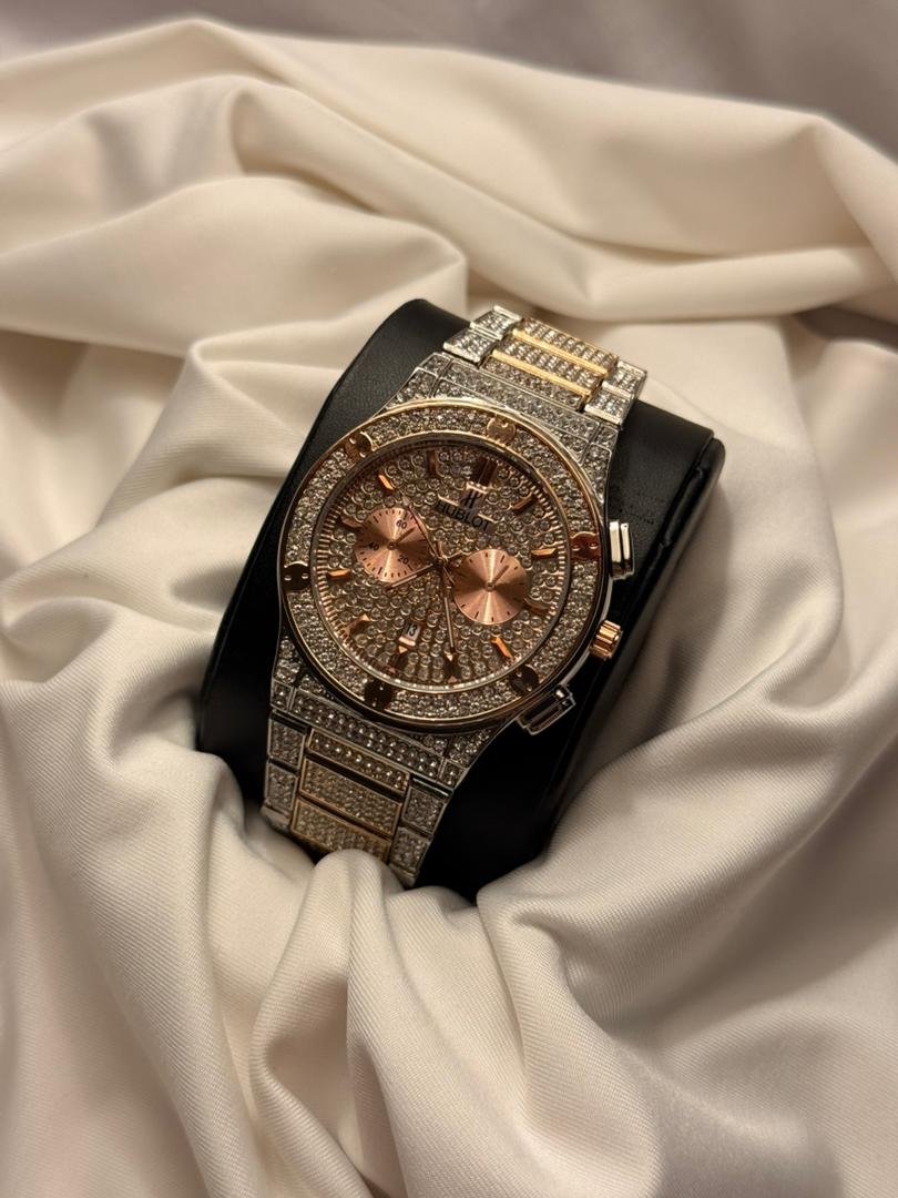 ساعة رجالية مرصّعة فاخرة – تصميم فاخر لافت