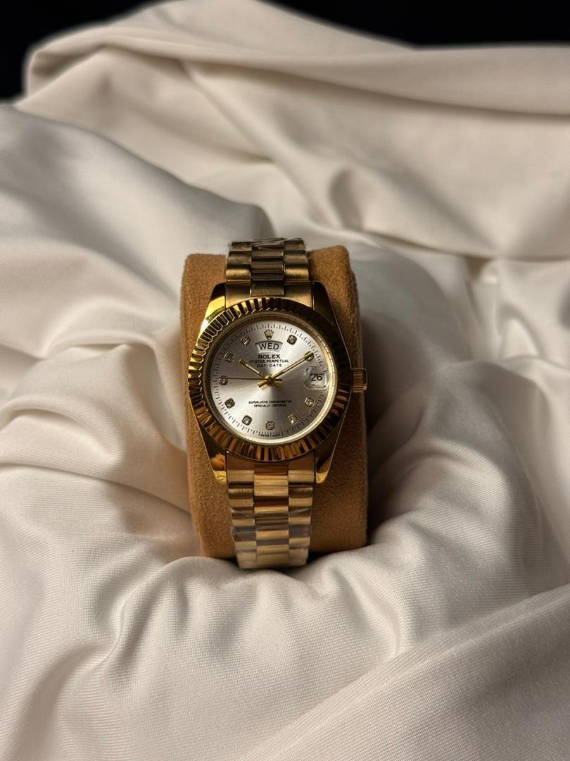 ساعة نسائية ذهبية كلاسيك – تصميم فاخر أنيق