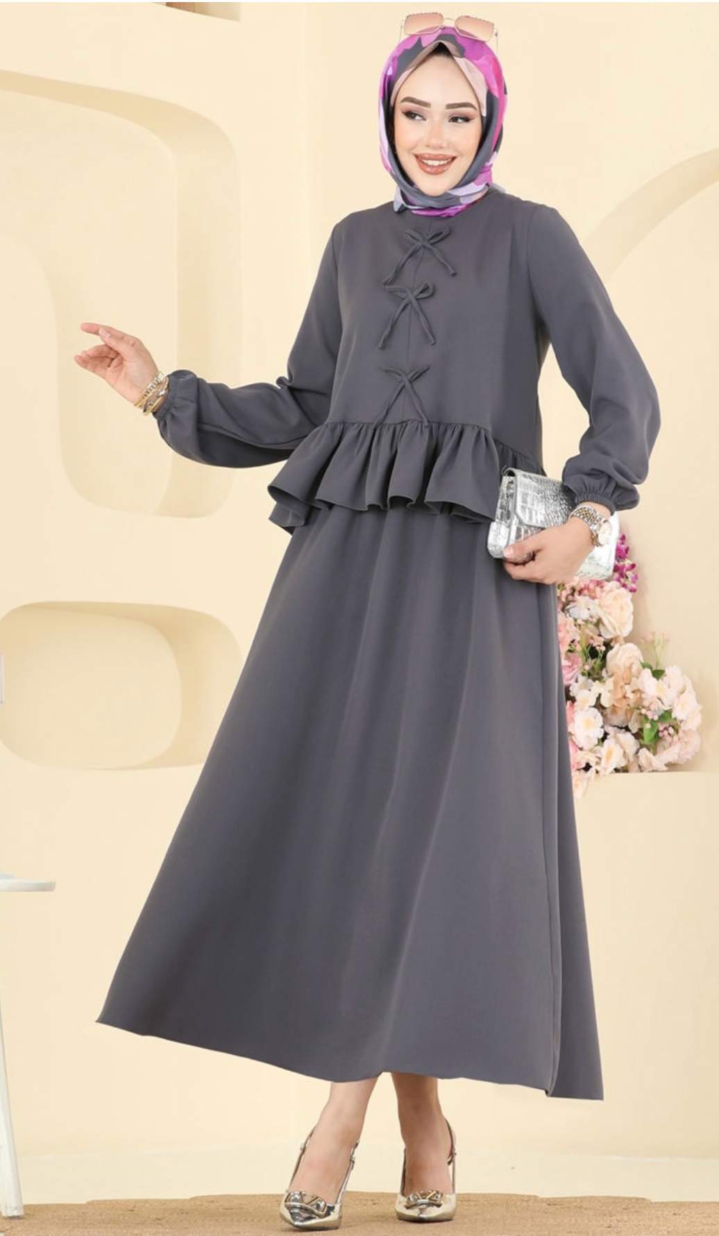 طقم نسائي مكون من تنورة وبلوزة للمحجبات