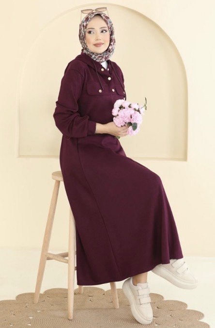 طقم نسائي مكون من بلوزة وتنورة للمحجبات.