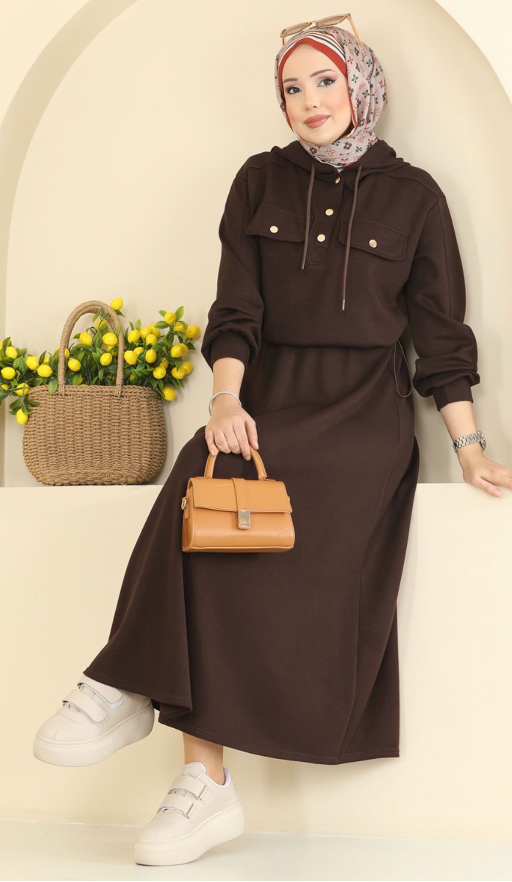 طقم نسائي مكون من بلوزة وتنورة للمحجبات