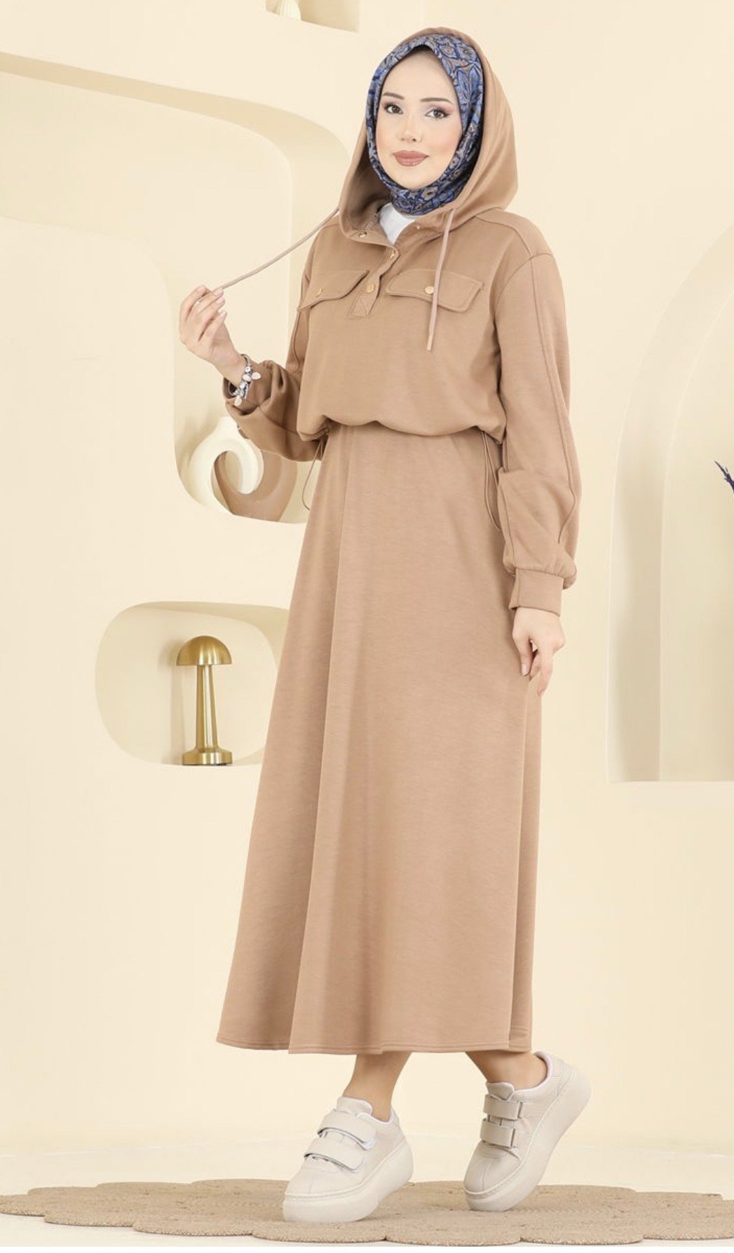 طقم نسائي بلوزة وتنورة للمحجبات.