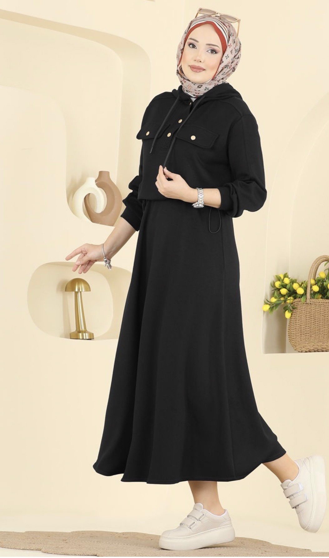 طقم نسائي مكون من بلوزة وتنورة للمحجبات.