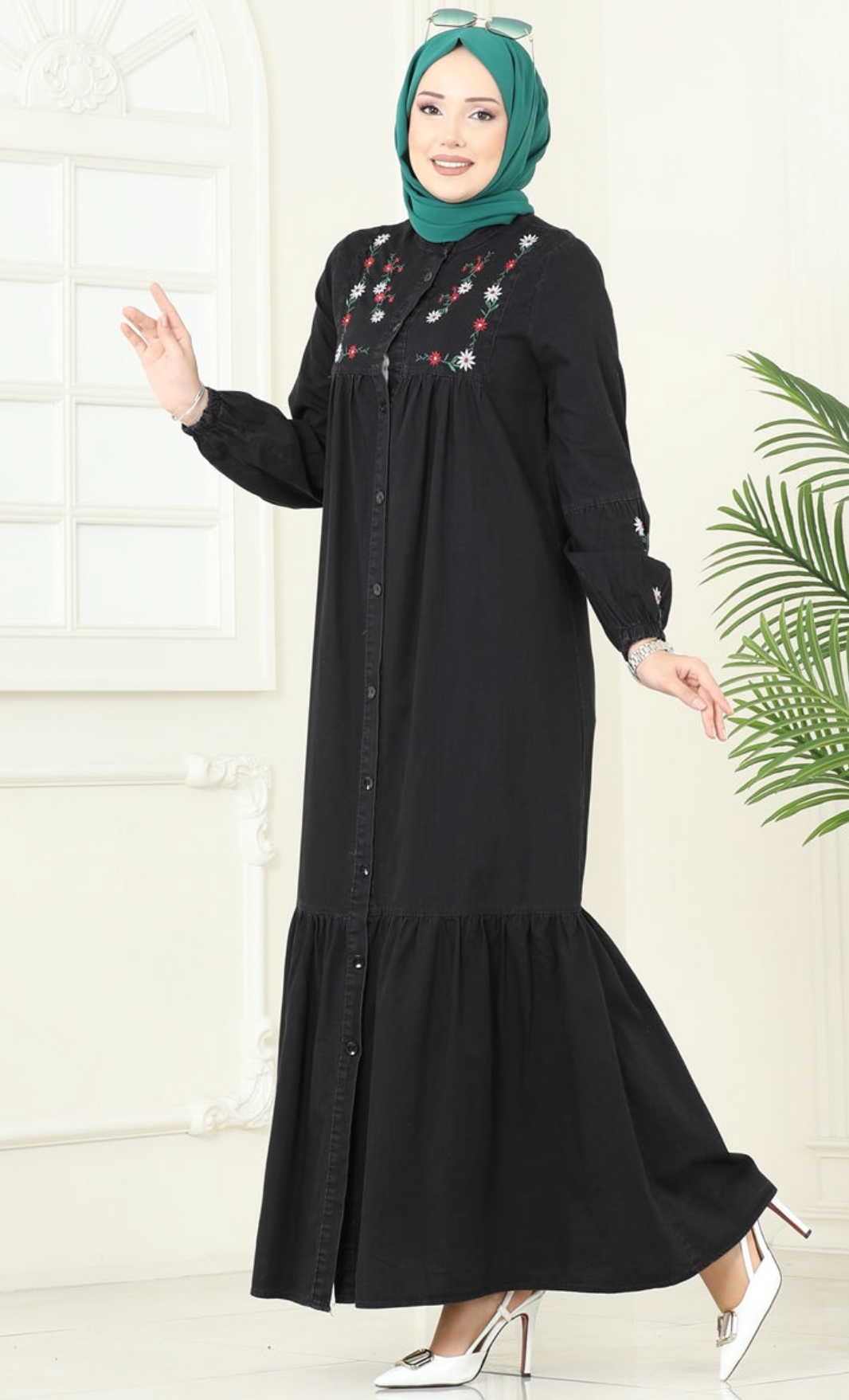 فستان جينز نسائي باللون الأسود للمحجبات