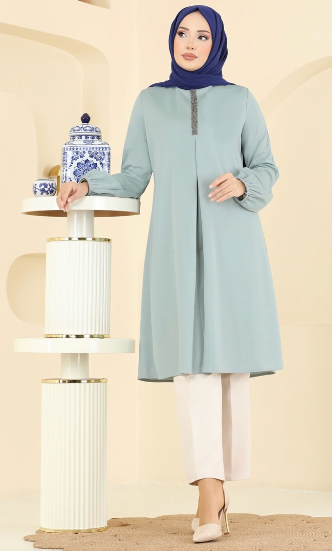 بلوزة طويلة باللون الفستقي للمحجبات