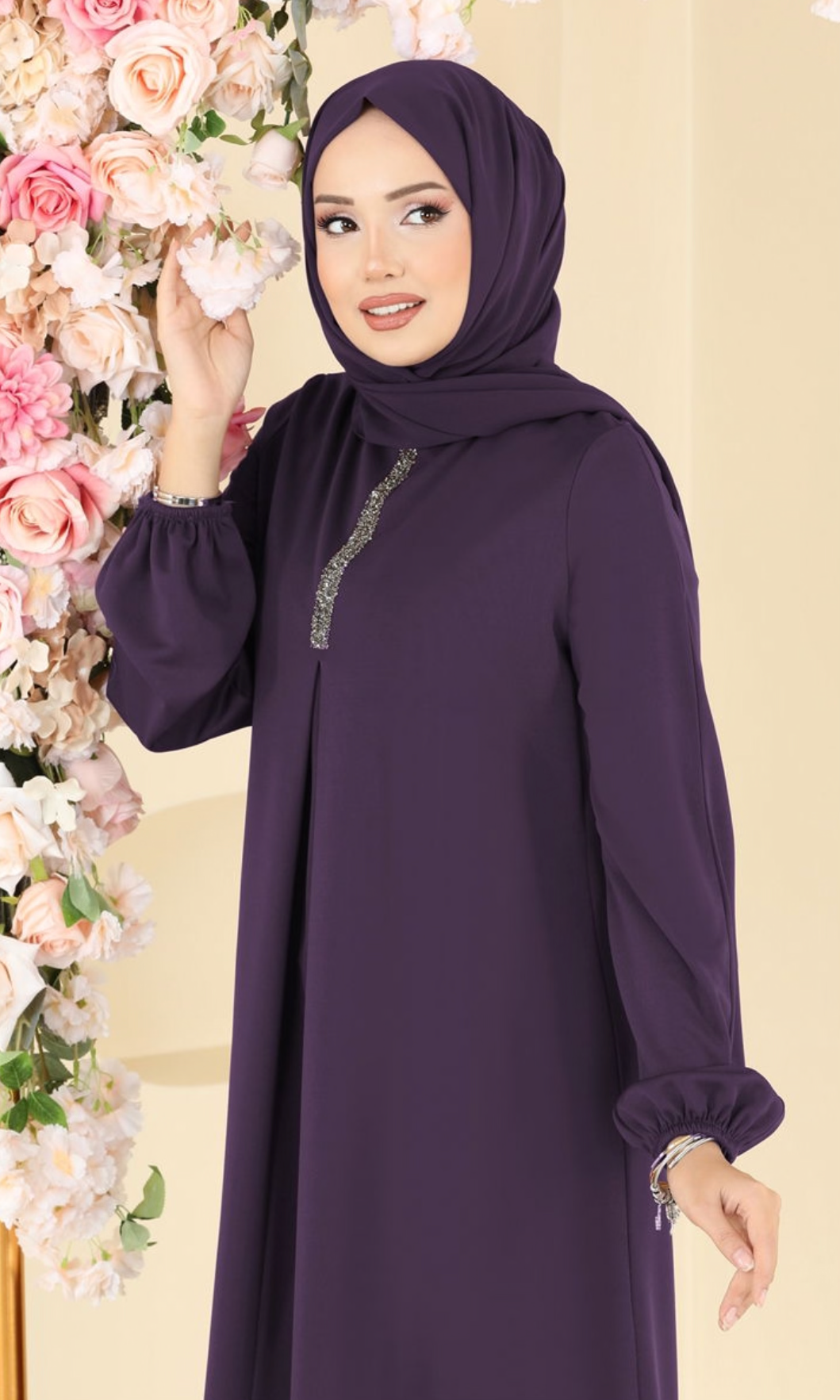 بلوزة طويلة باللون التوتي للمحجبات