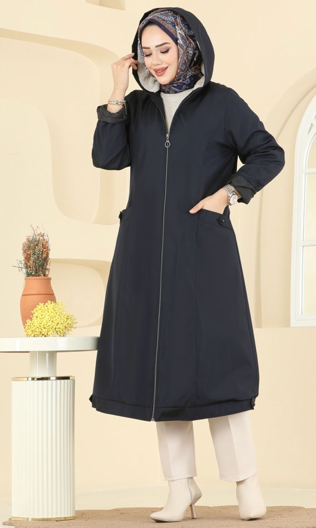 معطف كحلي طويل مبطن بفرو للمحجبات