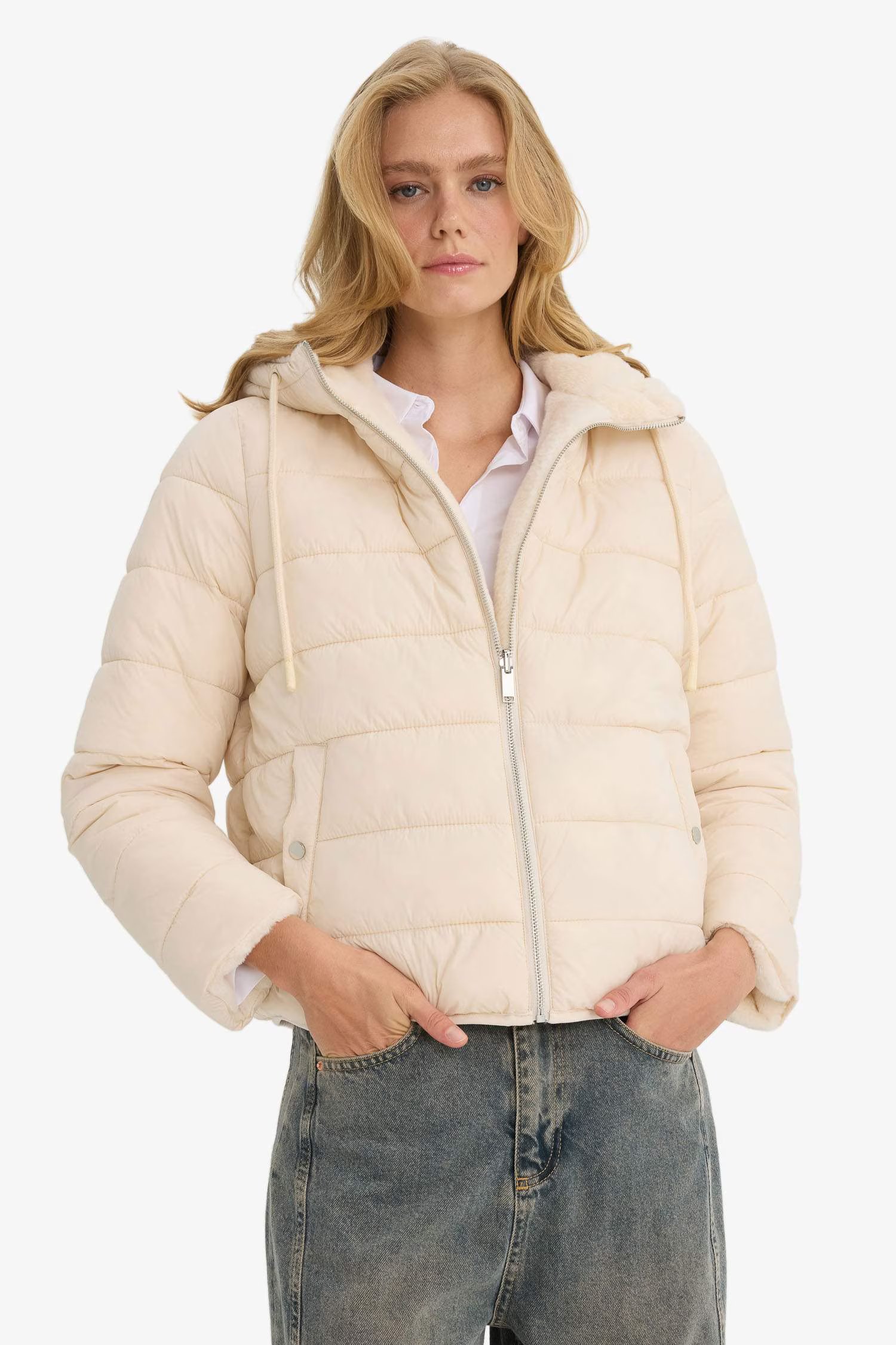 معطف عادي مقاوم للماء، مقنعة بغطاء رأس مبطن بالفرو الصناعي