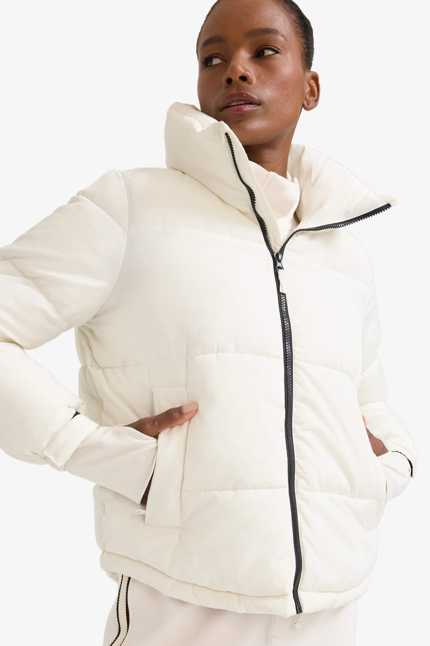 سترة بنفش بسحاب ياقة واقفة عادية مقاومة للماء مع جيوب.