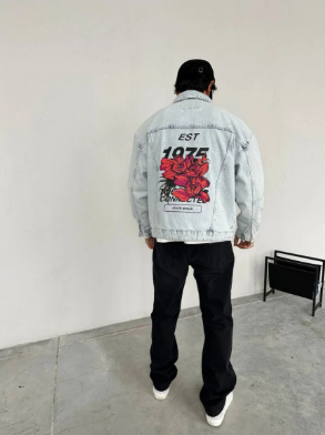 جاكيت جينز رجالي بطبعة 1975 على الظهر