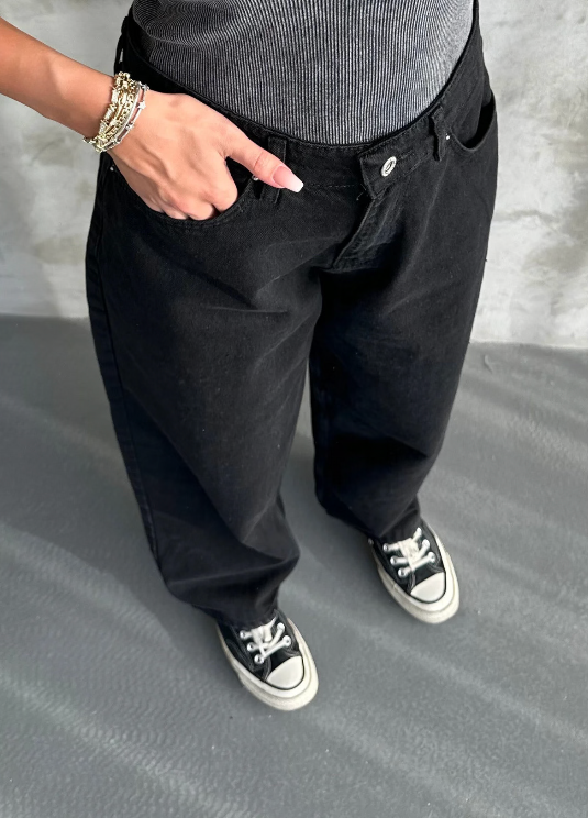 بنطال جينز نسائي بقصة واسعة