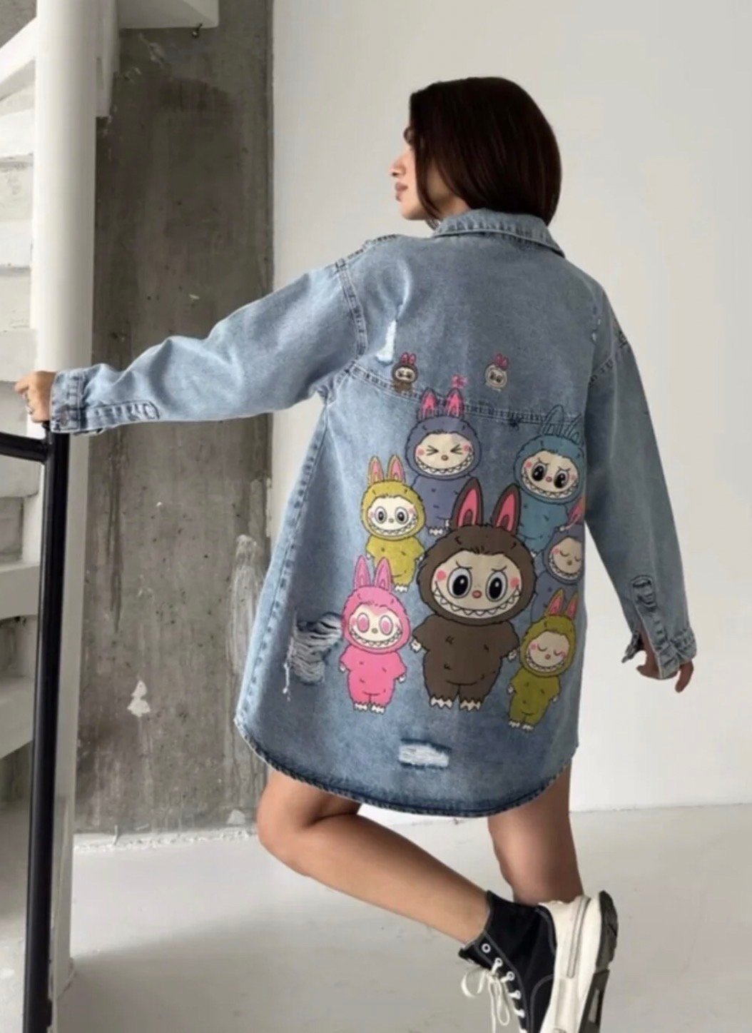 سترة جينز فضفاضة بطبعة لابوبو