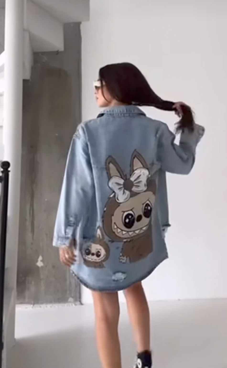 سترة جينز فضفاضة بتصميم عصري وطبعة لابوبو