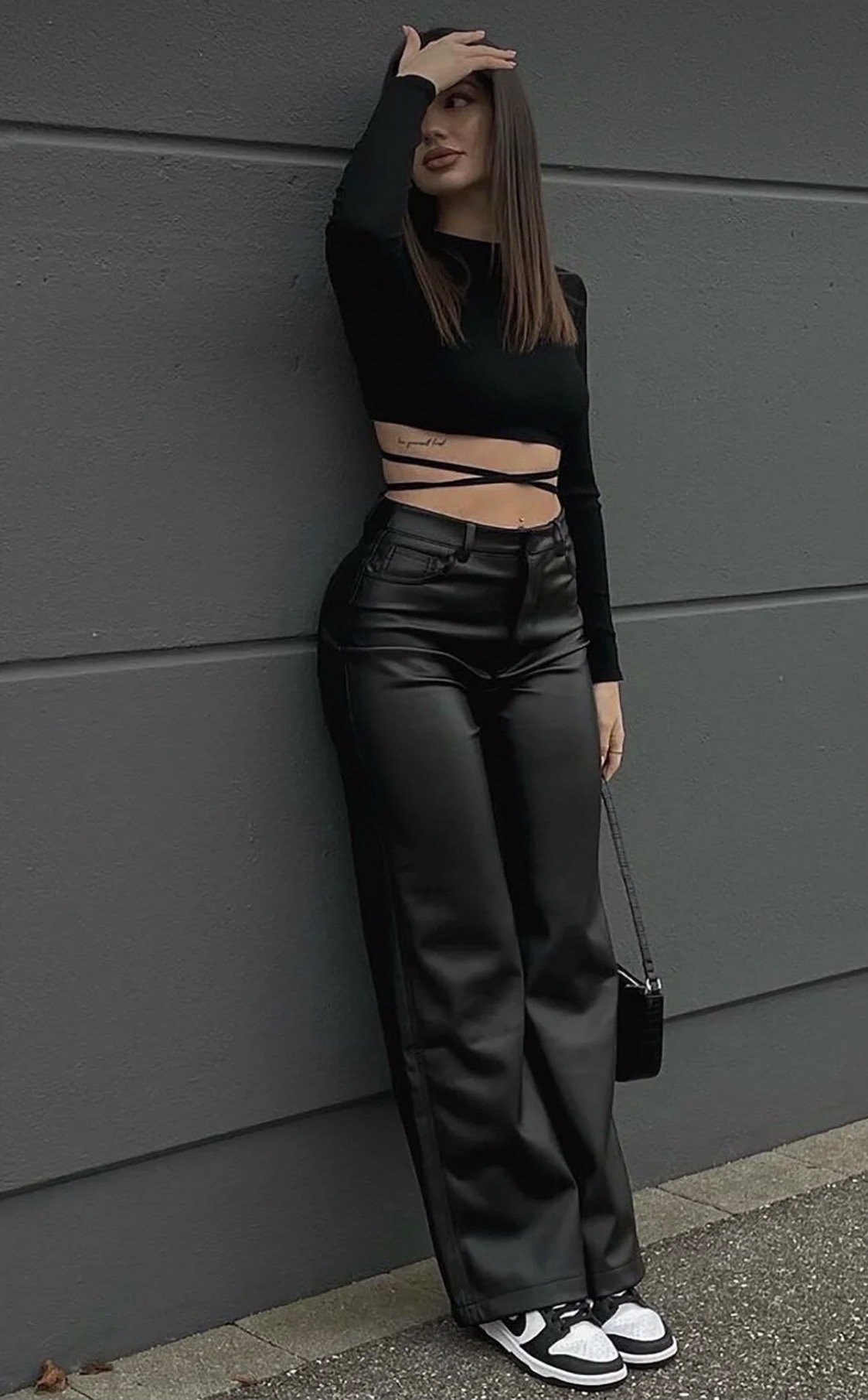 بنطال جلد للنساء