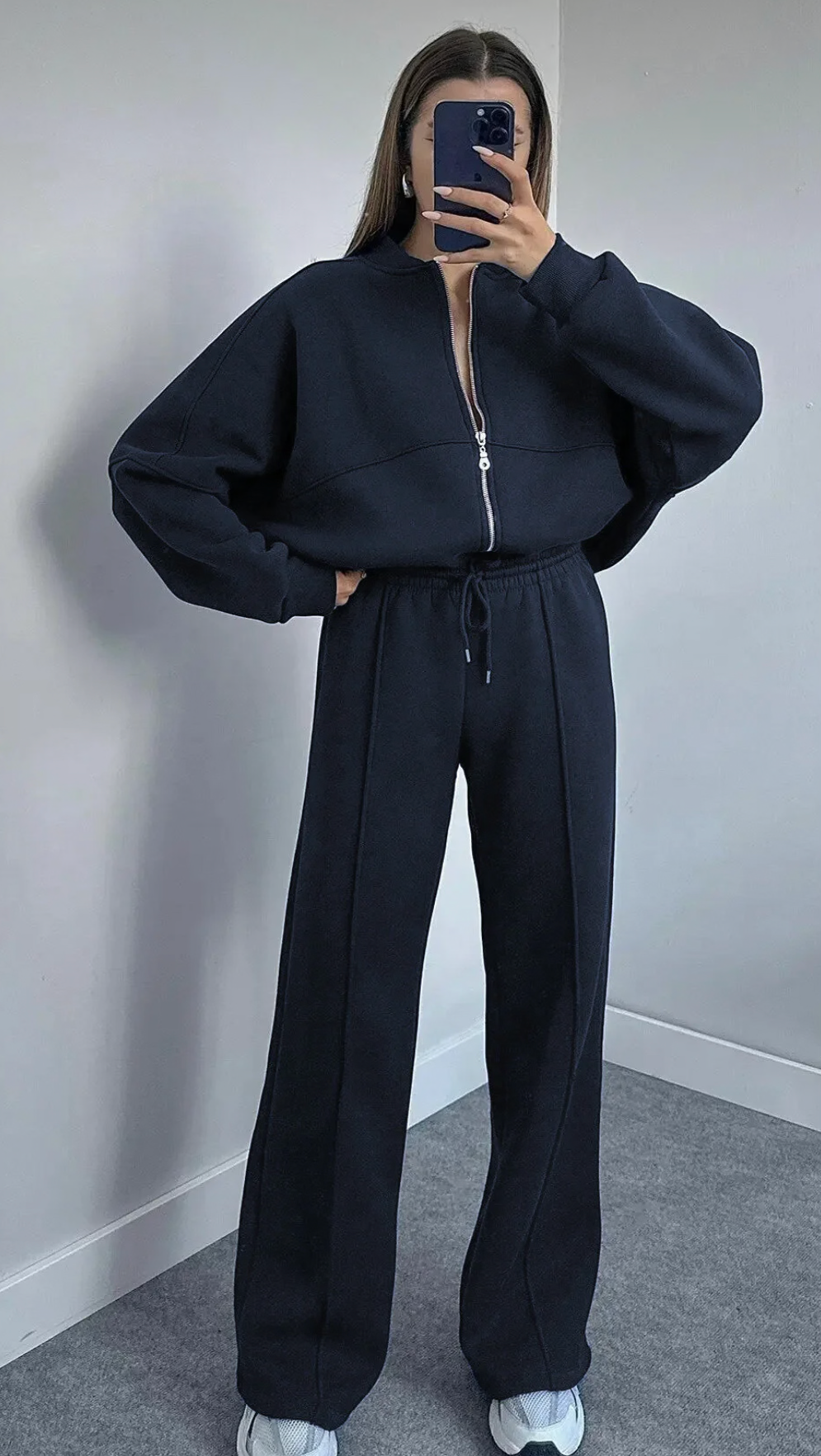 بيجاما رياضية بتصميم عصري وقصة واسعة