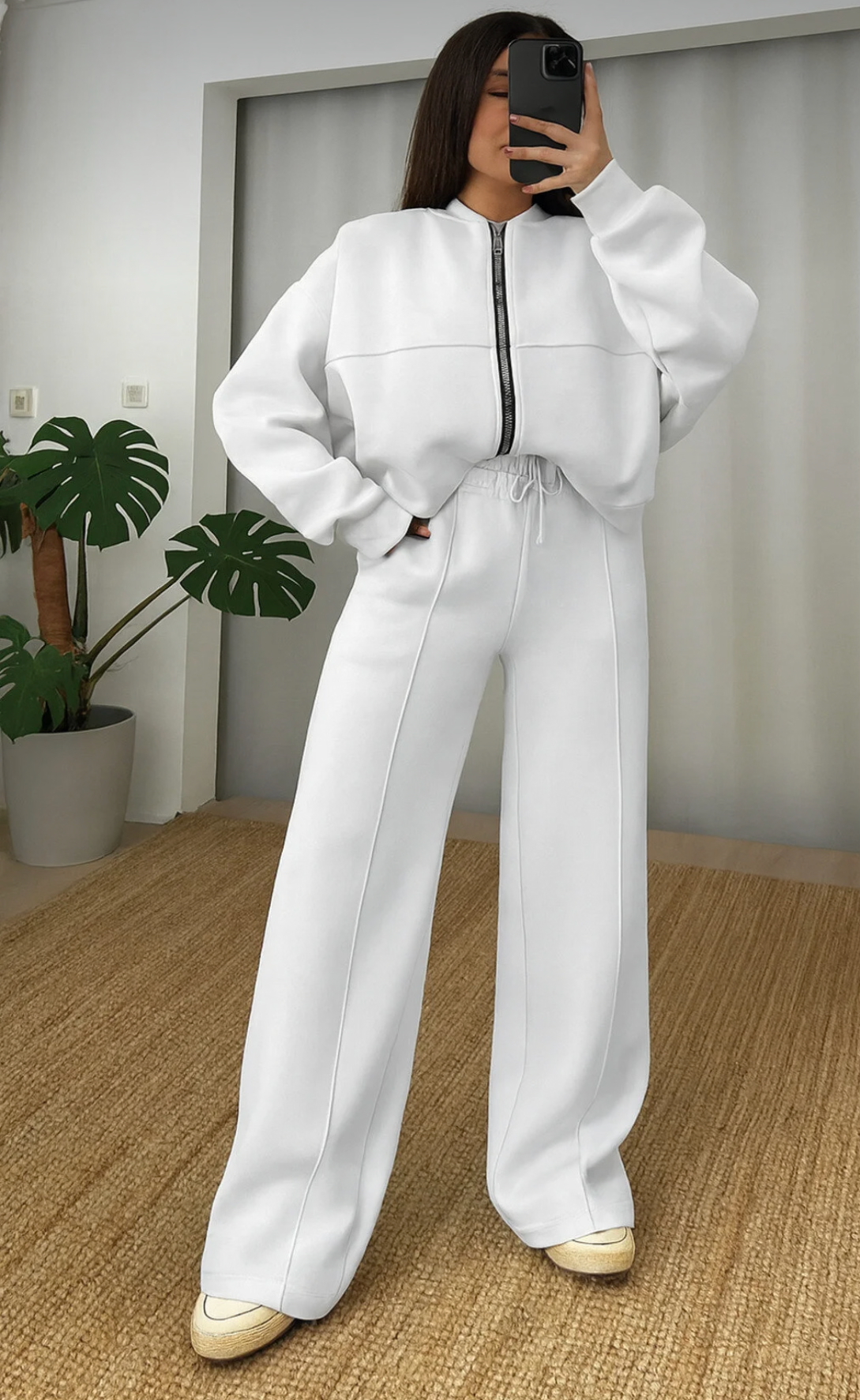 بيجاما رياضية بتصميم عصري وقصة واسعة