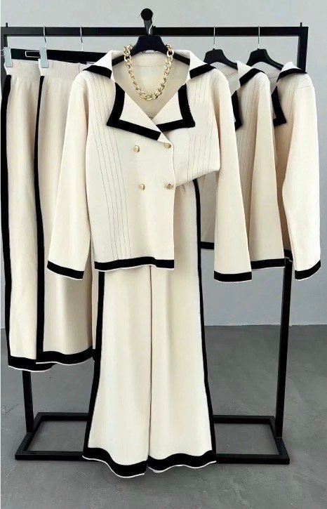 طقم تريكو بأزرار ذهبية بقصة واسعة للمحجبات