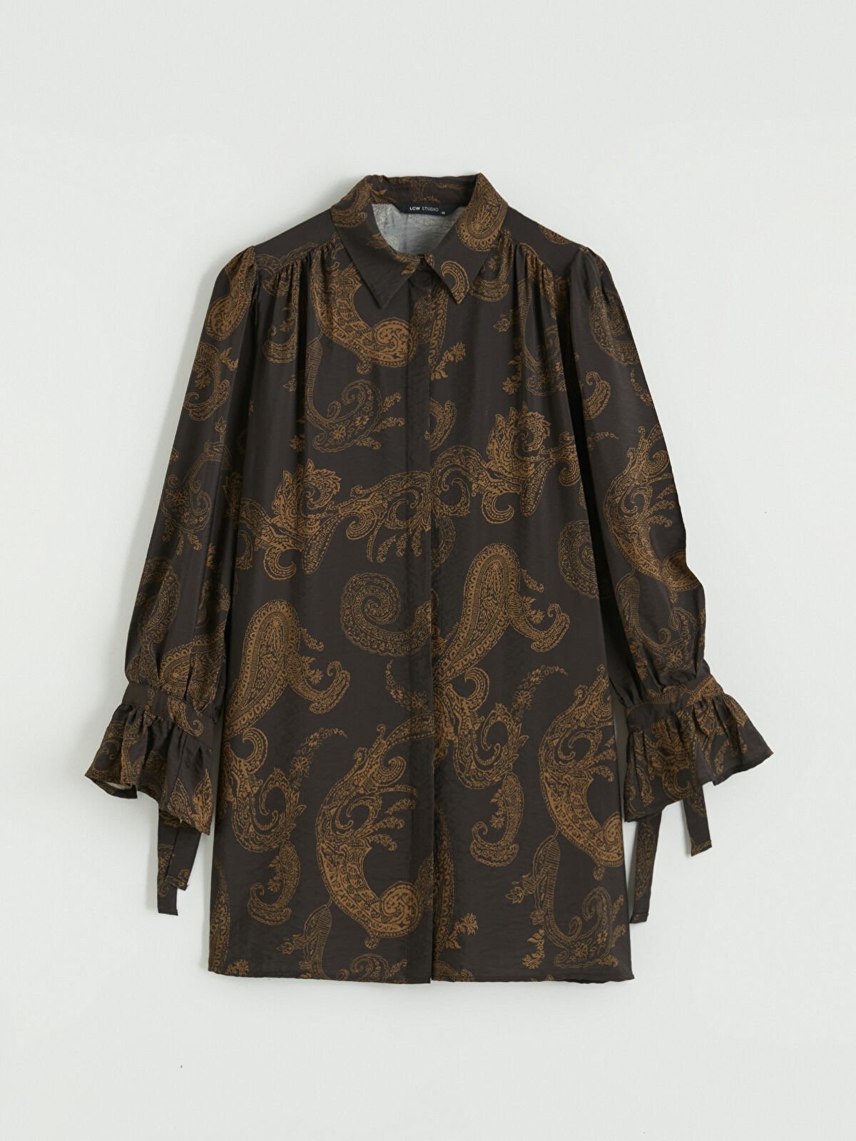 قميص نسائي بنقشة بيزلي وأكمام مكشكشة